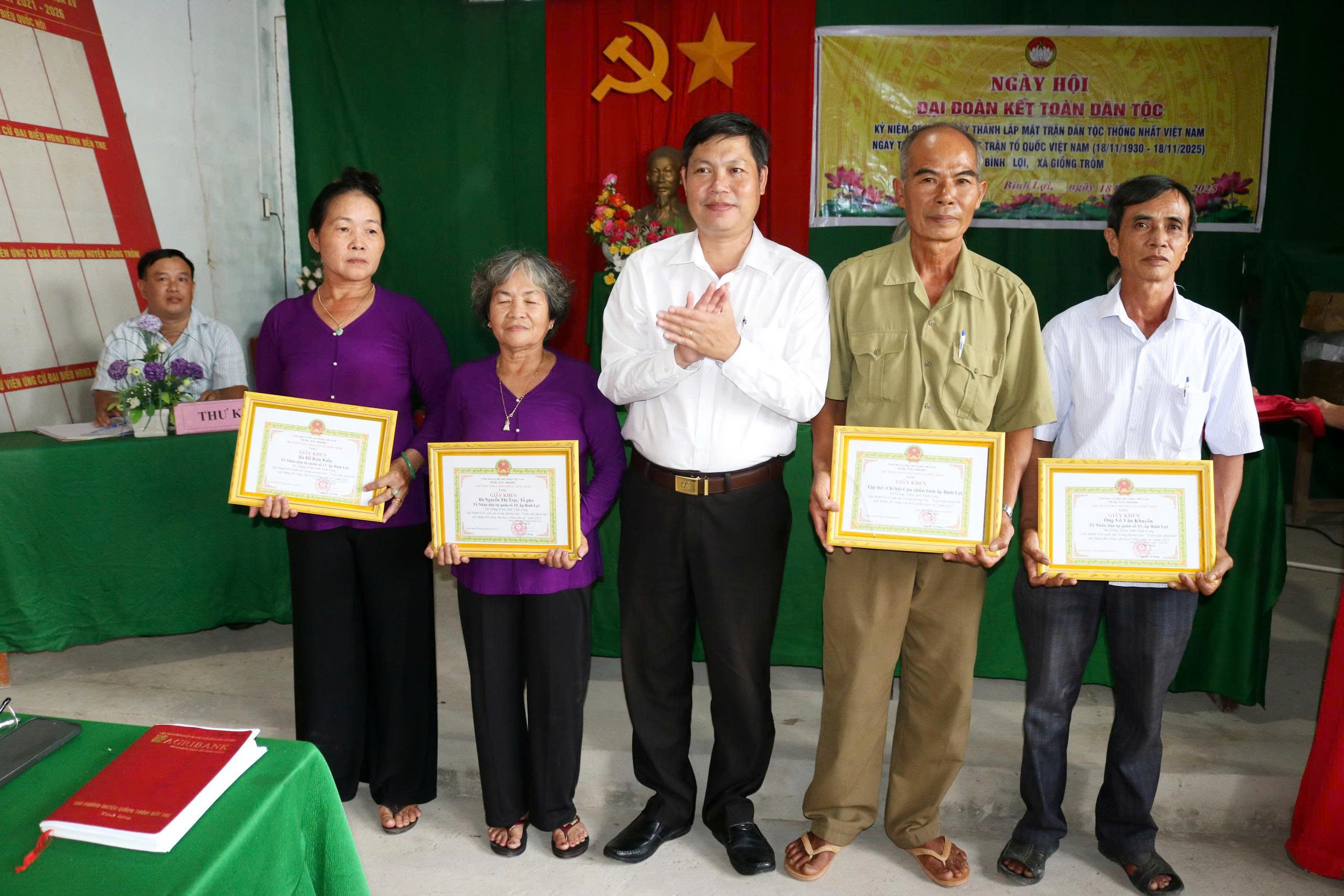 Hoàn thành tổ chức Ngày hội Đại đoàn kết tại 19/19 ấp trên địa bàn xã Giồng Trôm
