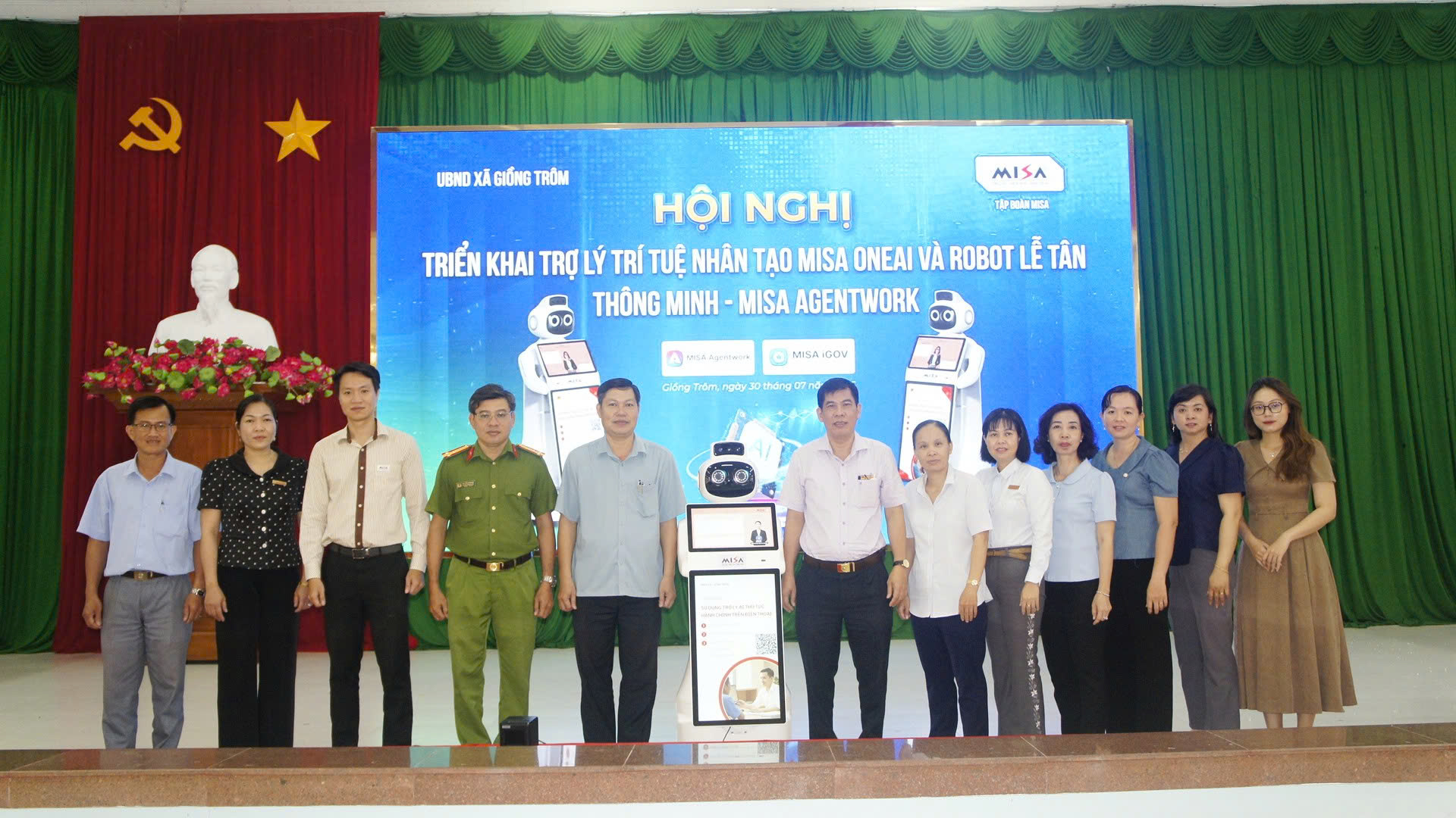 Giồng Trôm triển khai ứng dụng Trợ lý trí tuệ nhân tạo MISA OneAI và Robot lễ tân thông minh