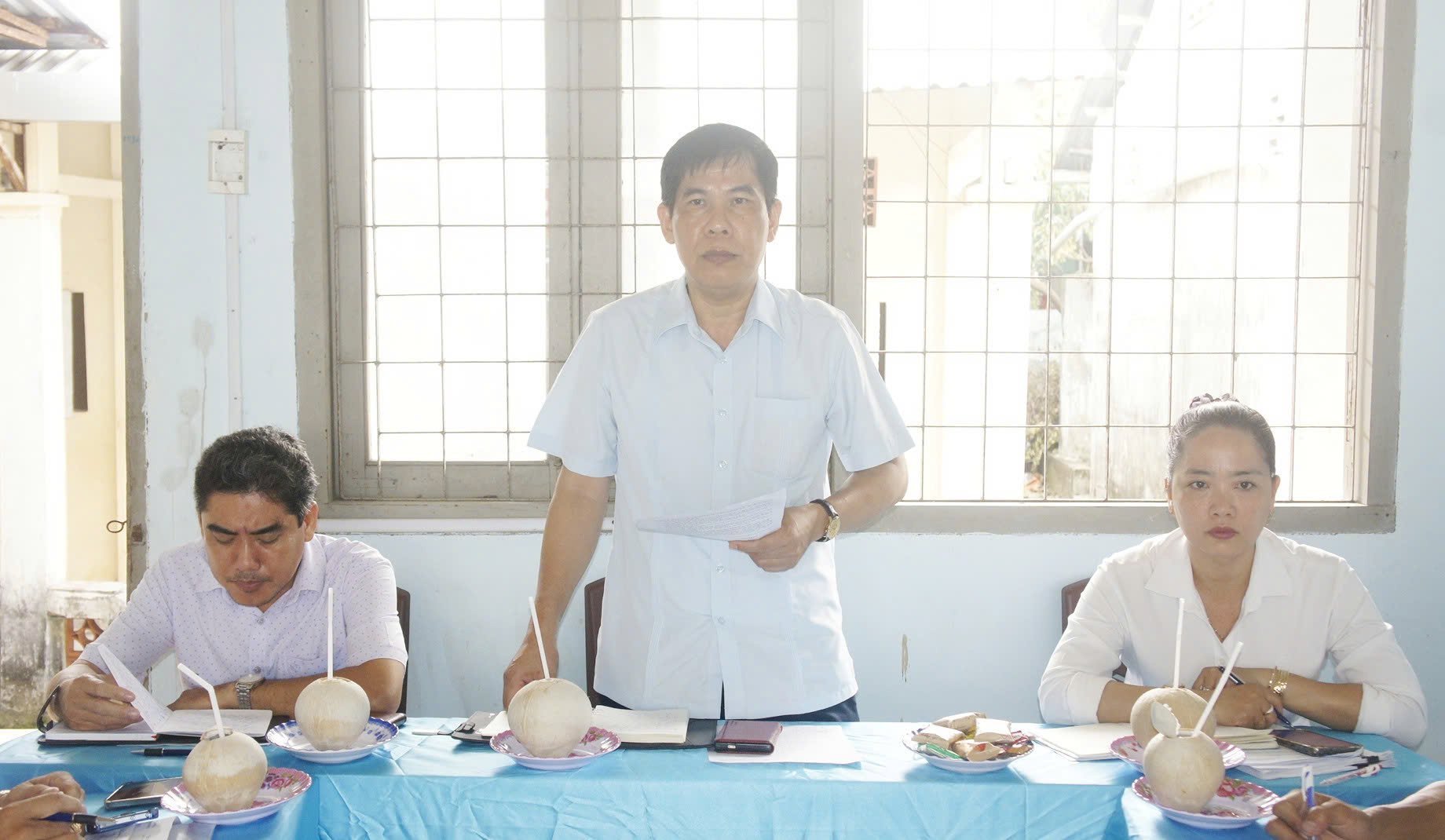 Thường trực Đảng ủy xã Giồng Trôm làm việc với Chi ủy ấp Kinh Trong