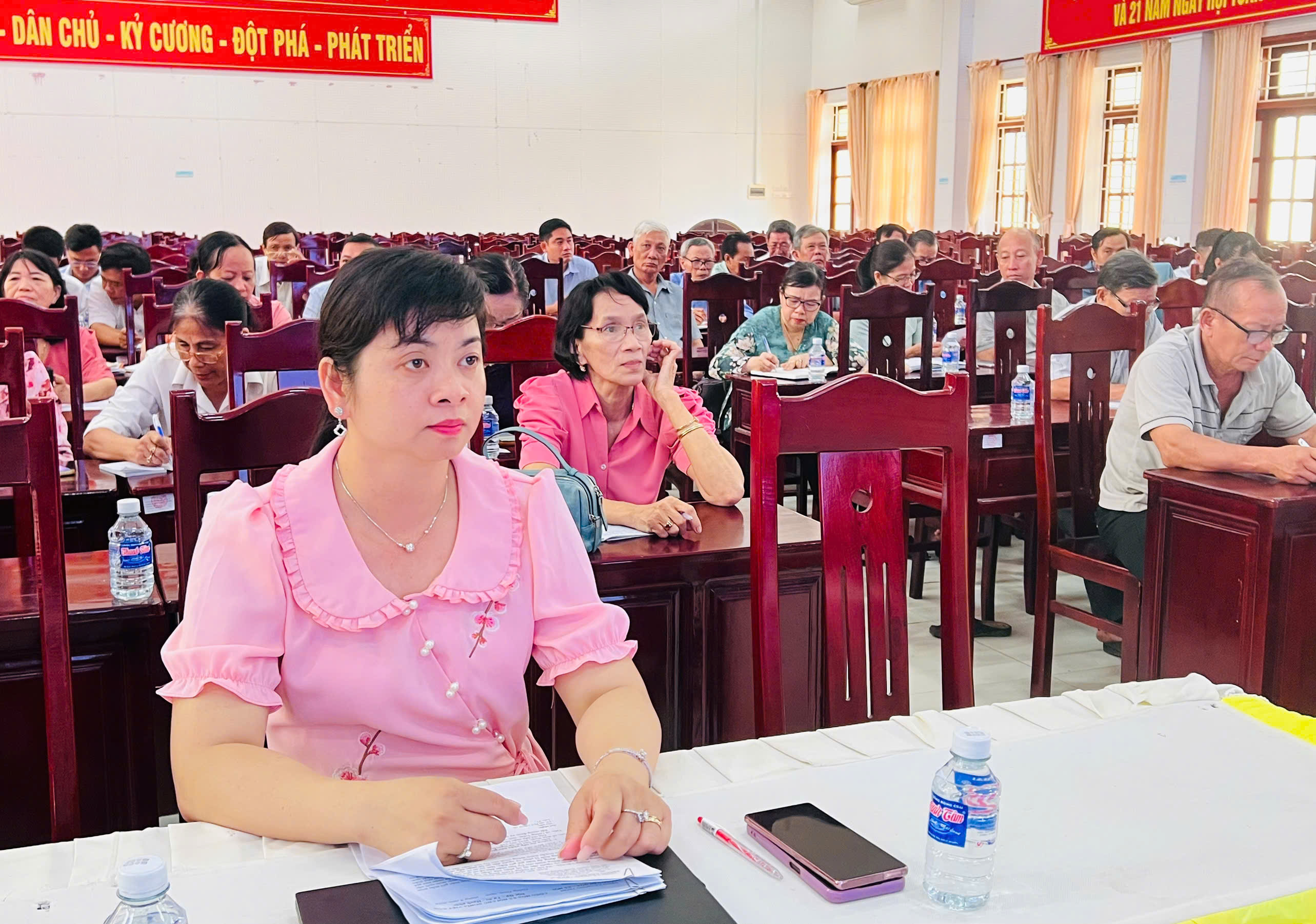 Giồng Trôm: Tập huấn kích hoạt, tích hợp tài khoản an sinh xã hội, sổ sức khỏe điện tử và giấy phép lái xe trên VNeID