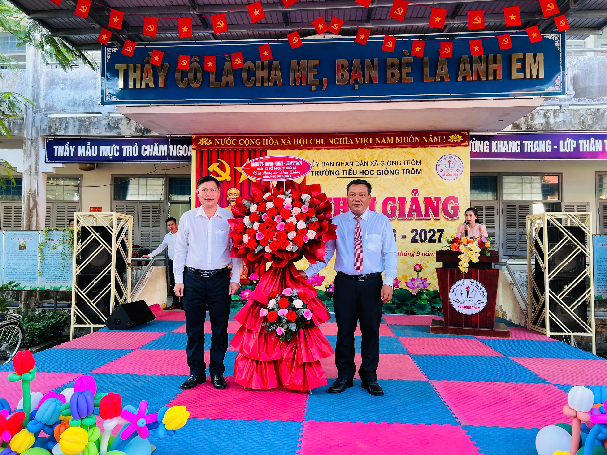 Chủ tịch UBND xã dự Lễ Khai giảng năm học mới tại Trường tiểu học Giồng Trôm 