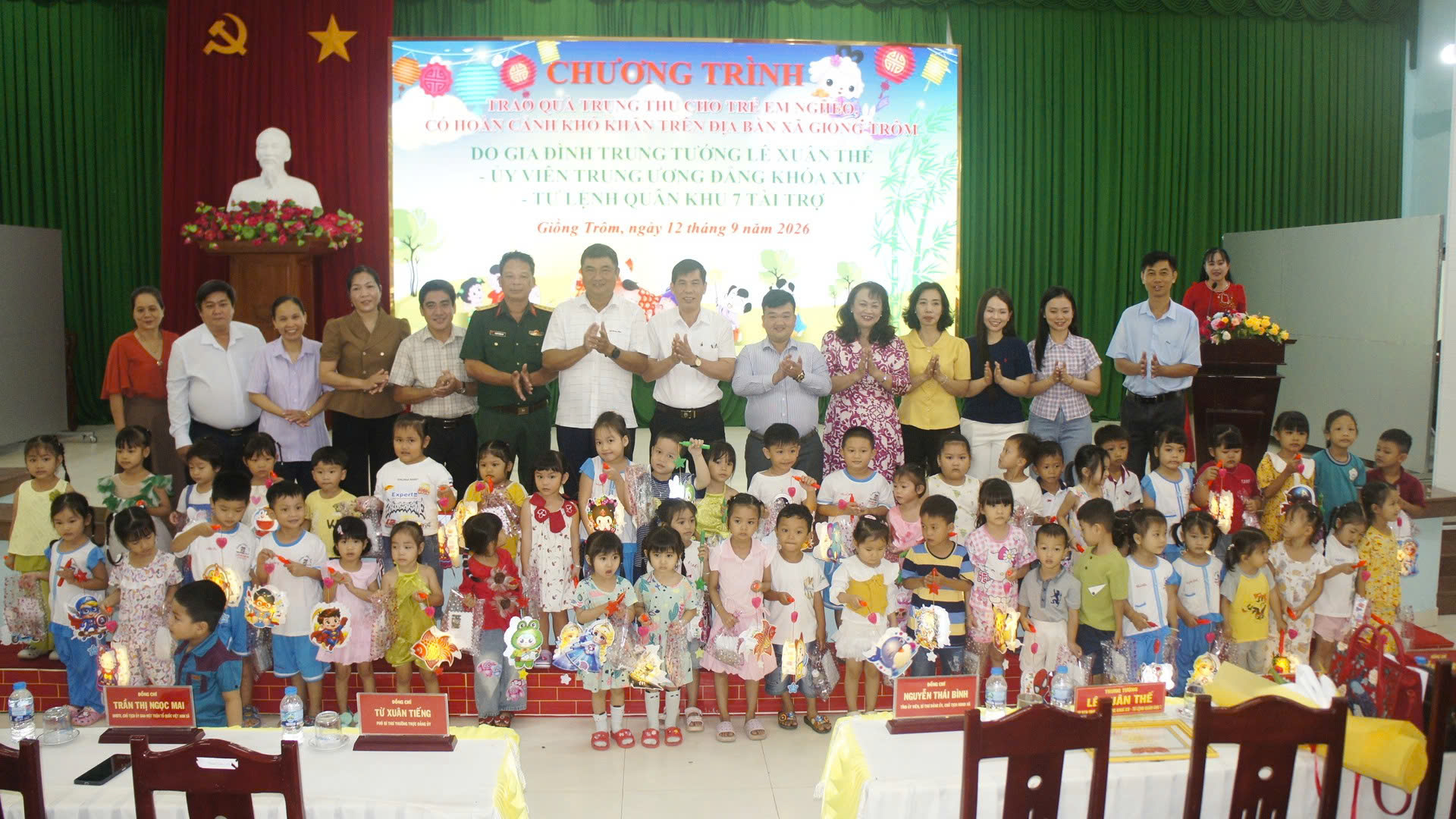 Trung tướng Lê Xuân Thế trao quà Trung thu cho trẻ em có hoàn cảnh khó khăn tại xã Giồng Trôm