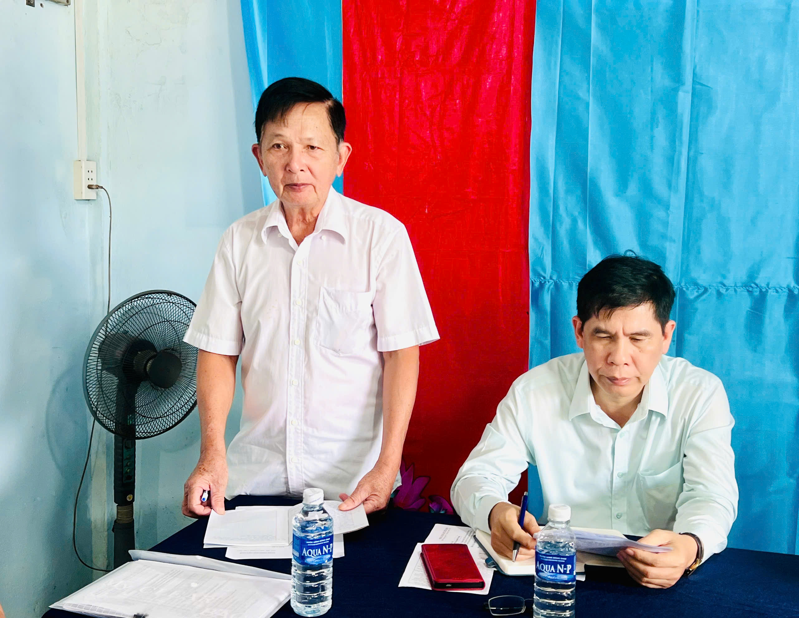 Bí thư Đảng uỷ xã Giồng Trôm làm việc với Chi uỷ ấp Bình Hòa 