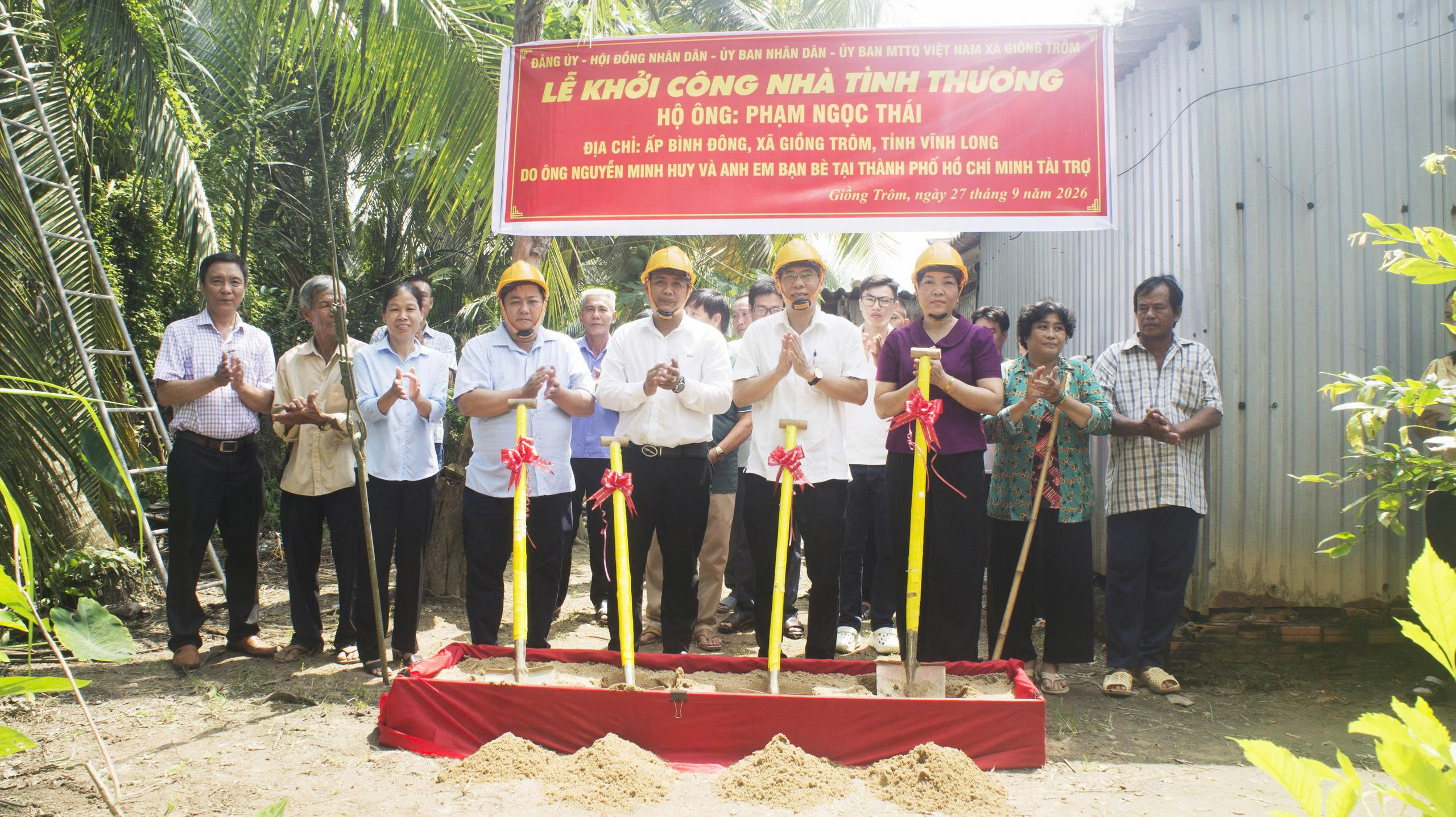 Bí thư Đảng ủy xã Giồng Trôm dự khởi công nhà tình thương tại ấp Bình Đông
