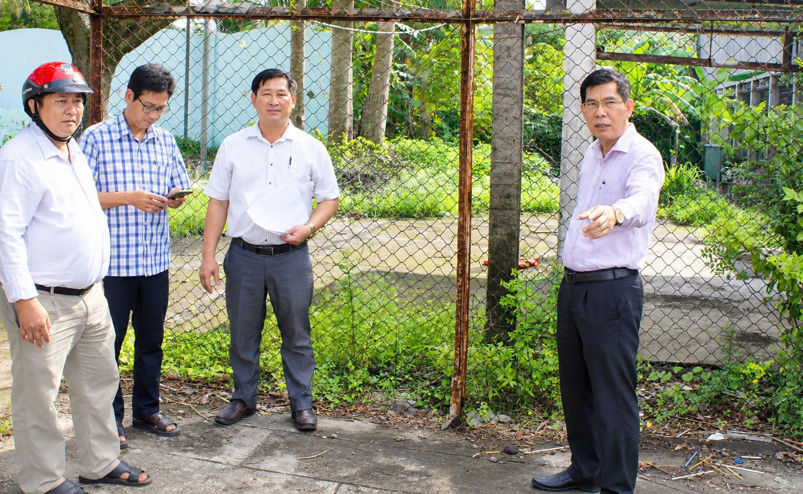 Bí thư Đảng ủy xã Giồng Trôm khảo sát 
địa điểm dự kiến quy hoạch bến xe

