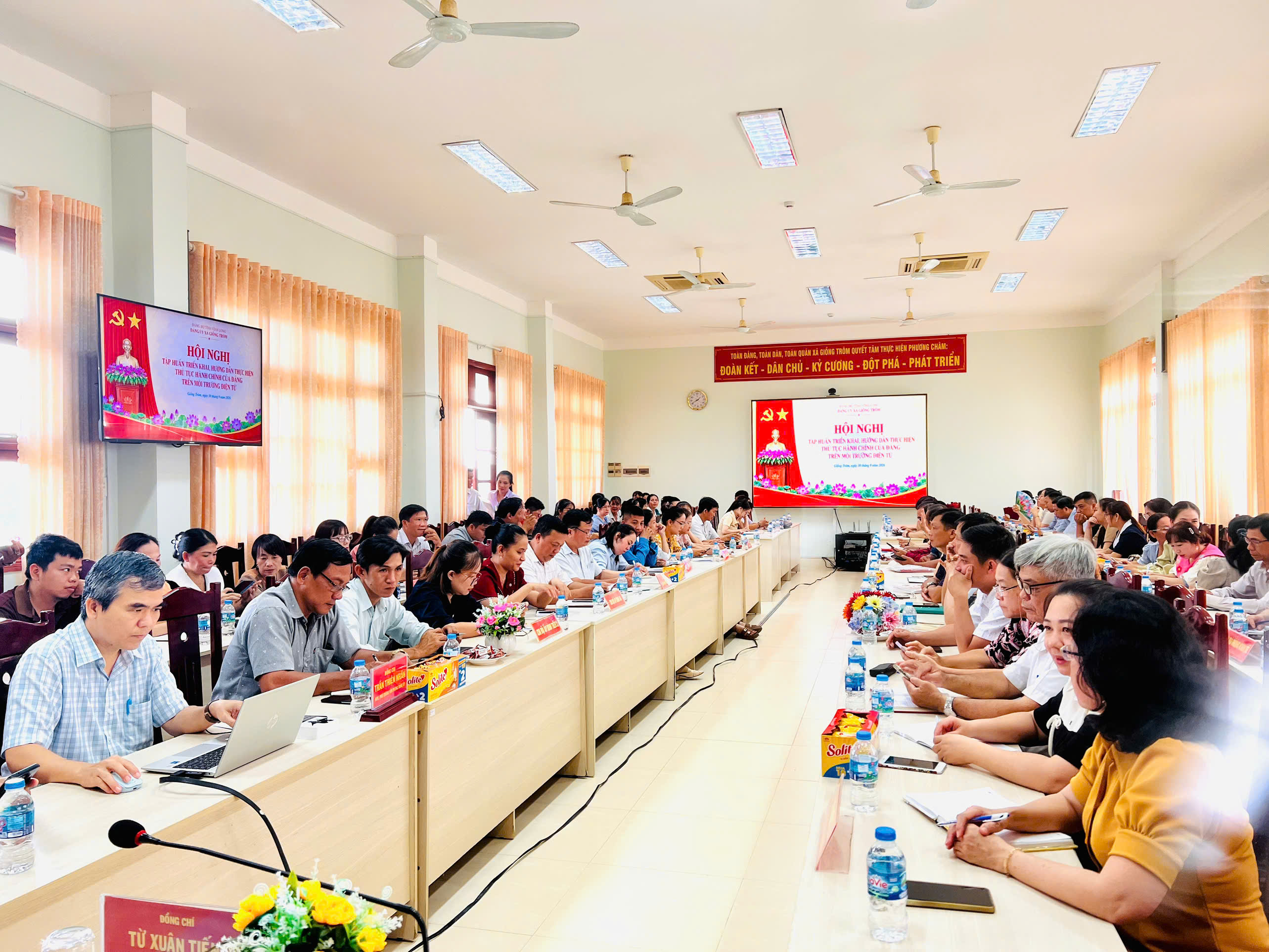 Giồng Trôm tập huấn thực hiện thủ tục hành chính của Đảng trên môi trường điện tử