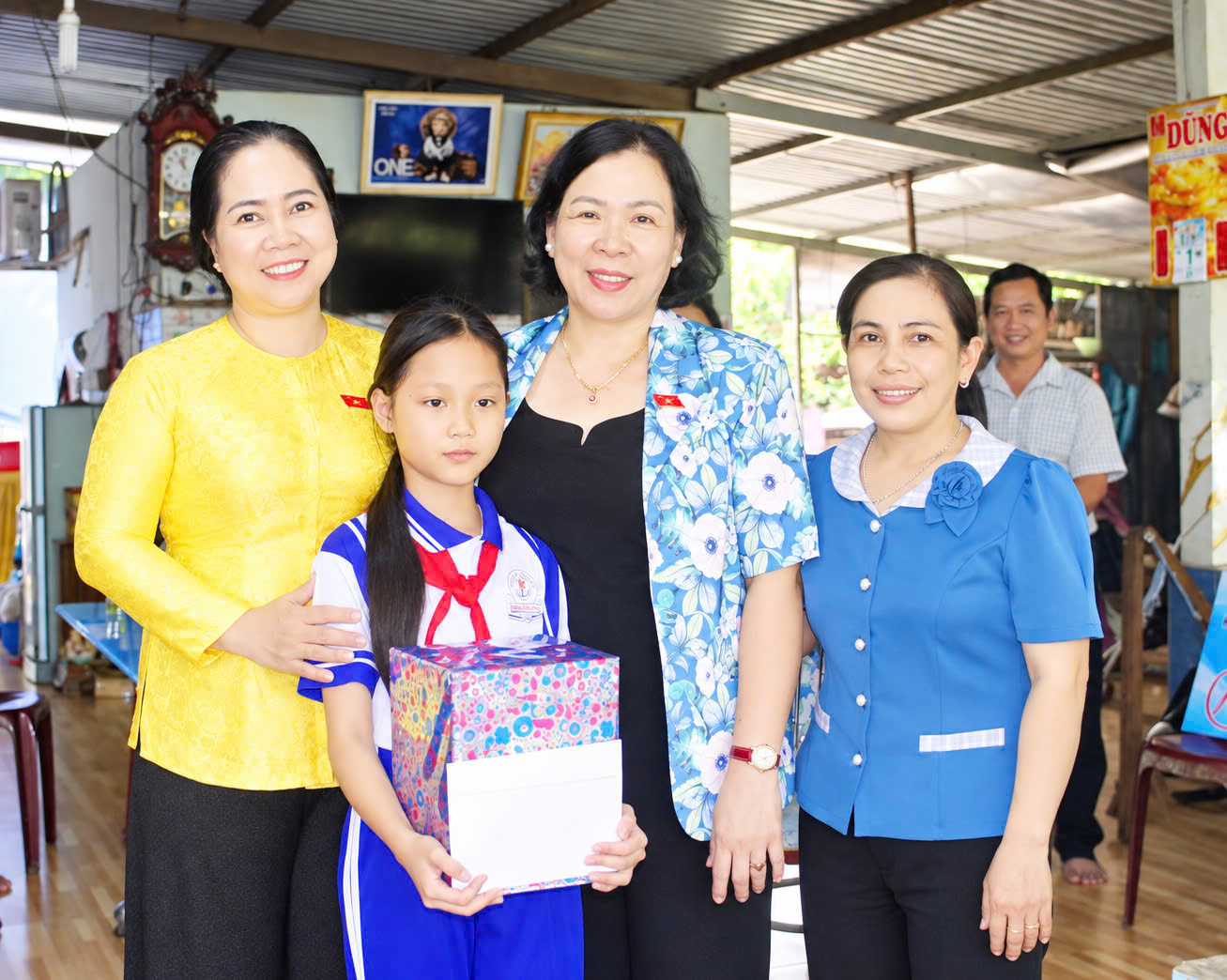 Chương trình “Mẹ đỡ đầu” tiếp sức trẻ em khó khăn tại Giồng Trôm