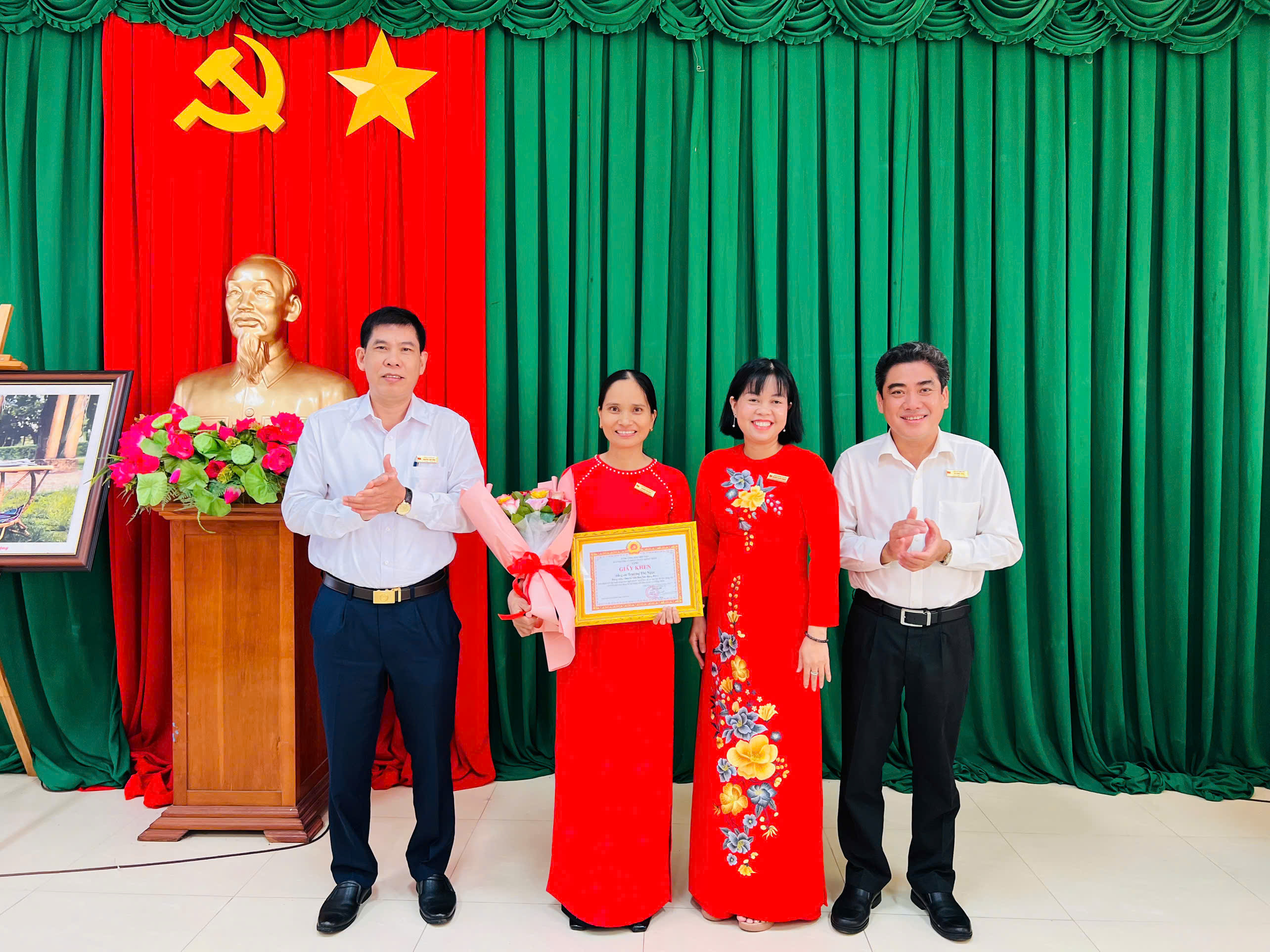 Đảng ủy xã Giồng Trôm công bố quyết định khen thưởng đột xuất cho đảng viên