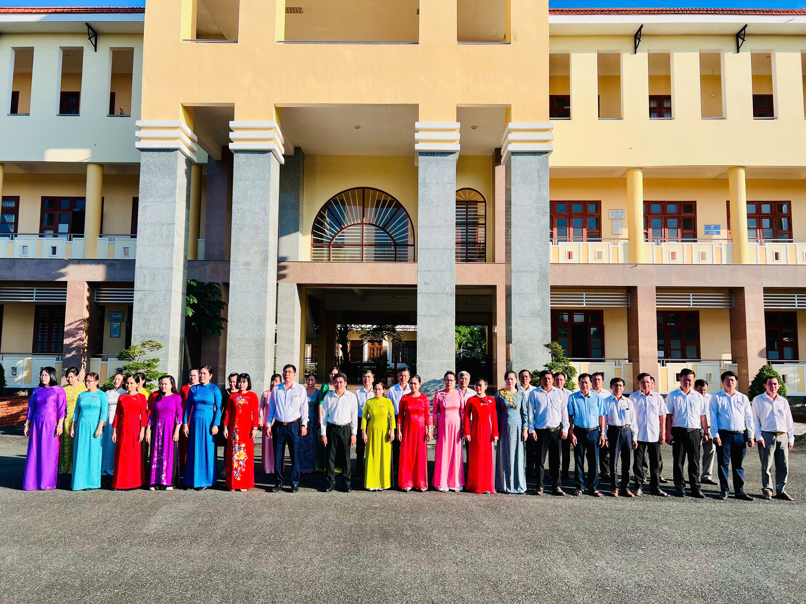 Đảng ủy xã Giồng Trôm tổ chức chào cờ đầu tuần và sinh hoạt chuyên đề về đẩy mạnh học tập, thực hành tư tưởng, đạo đức, phương pháp, phong cách Hồ Chí Minh