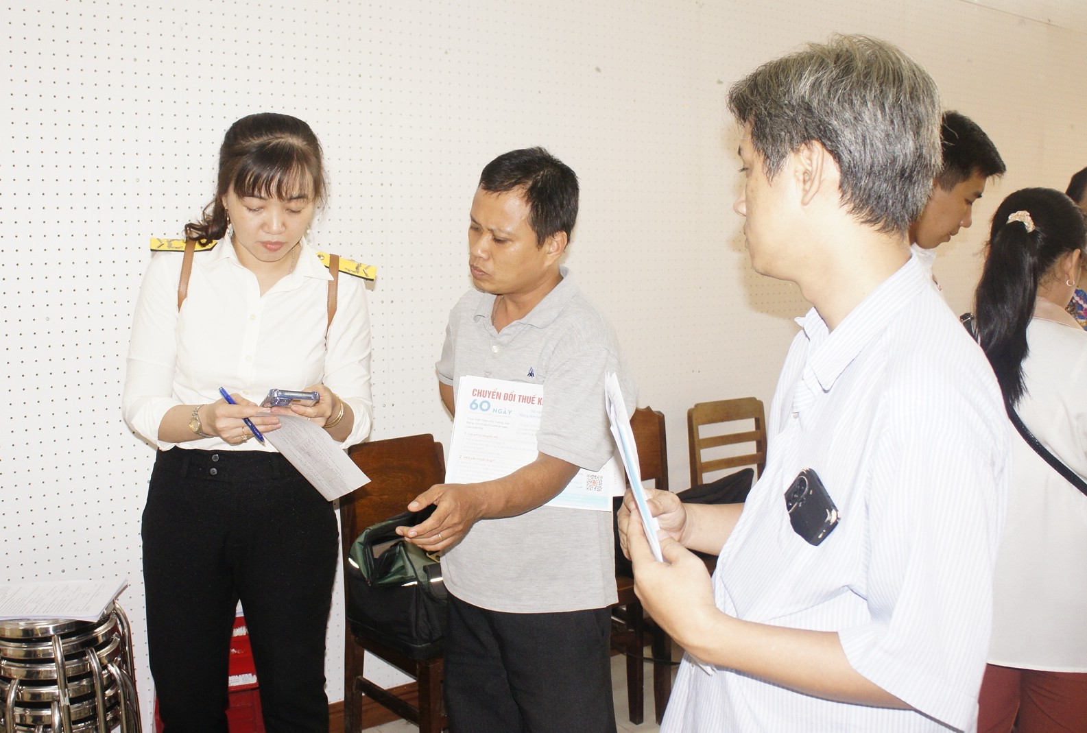 Giồng Trôm: Triển khai kế hoạch “60 ngày cao điểm chuyển đổi mô hình từ thuế khoán sang kê khai đối với hộ kinh doanh”