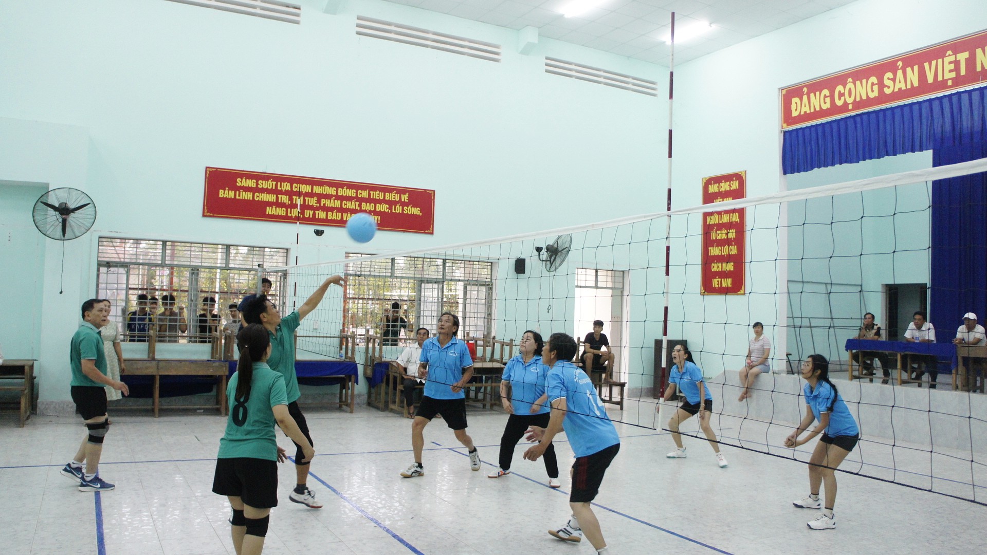 Giồng Trôm: Bế mạc giải bóng chuyền hơi chào mừng Đại hội Đảng các cấp Nhiệm kỳ 2025 – 2030