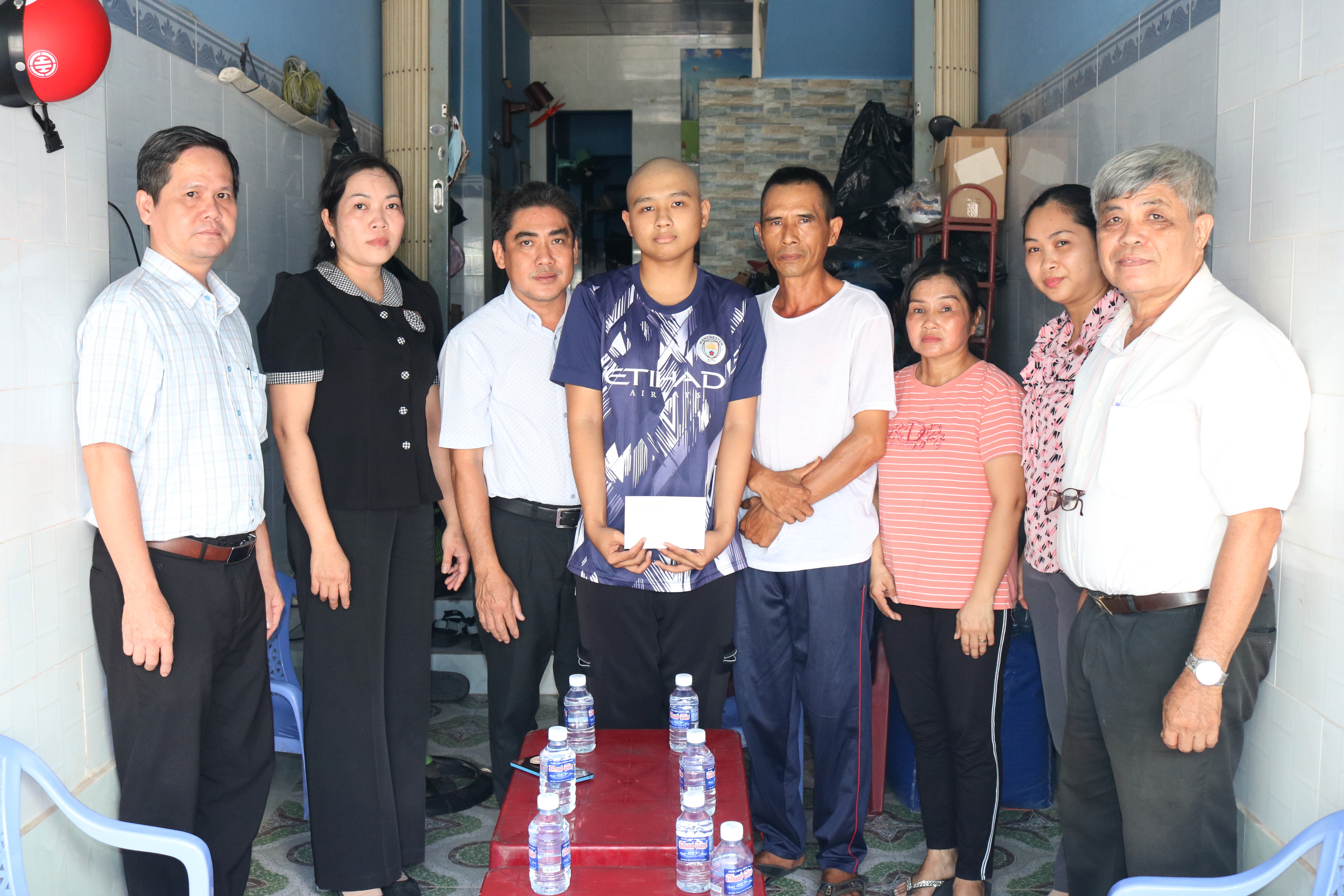 Giồng Trôm: Trao hỗ trợ 5 triệu đồng từ Quỹ “Vì người nghèo” tỉnh Vĩnh Long cho gia đình mắc bệnh hiểm nghèo