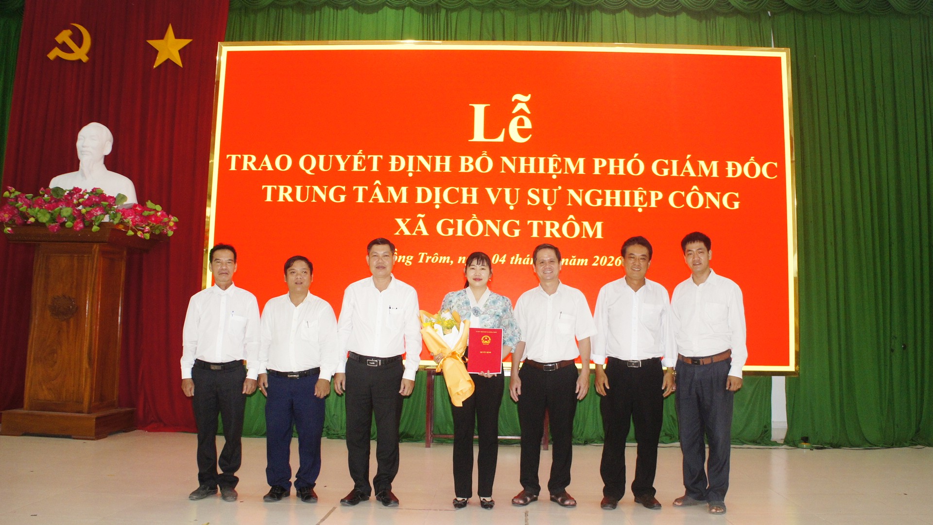 Trao Quyết định bổ nhiệm Phó Giám đốc Trung tâm Dịch vụ sự nghiệp công xã Giồng Trôm
