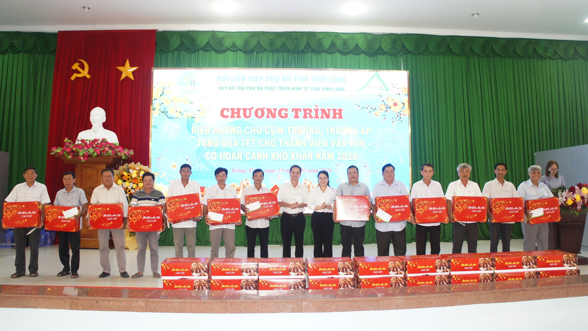 Hội Liên hiệp Phụ nữ xã Giồng Trôm phối hợp trao quà tết cho các thành viên vay vốn có hoàn cảnh khó khăn 
