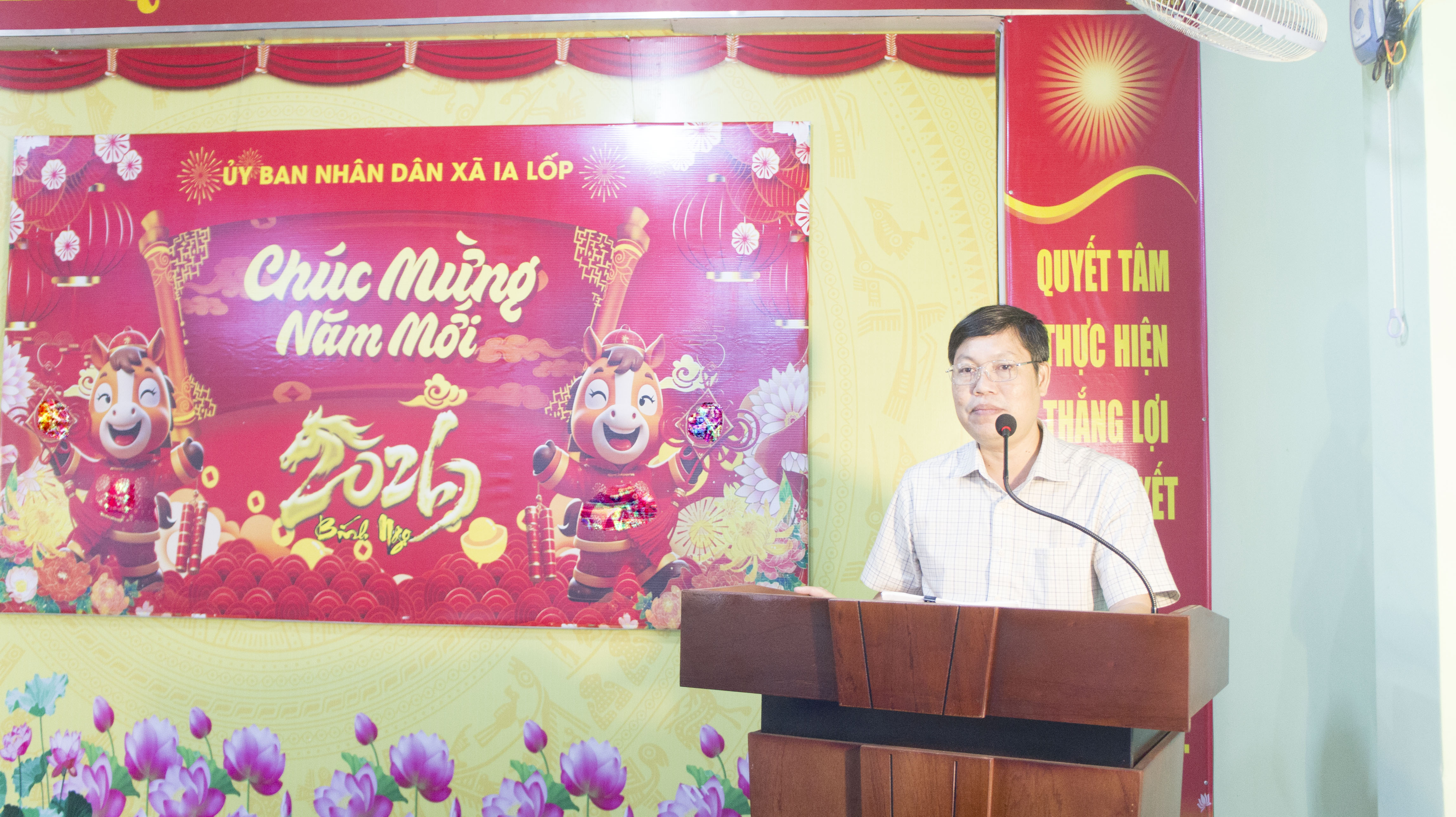 Lãnh đạo xã Giồng Trôm thăm chúc tết xã Ia Lốp, tỉnh Đắk Lắk