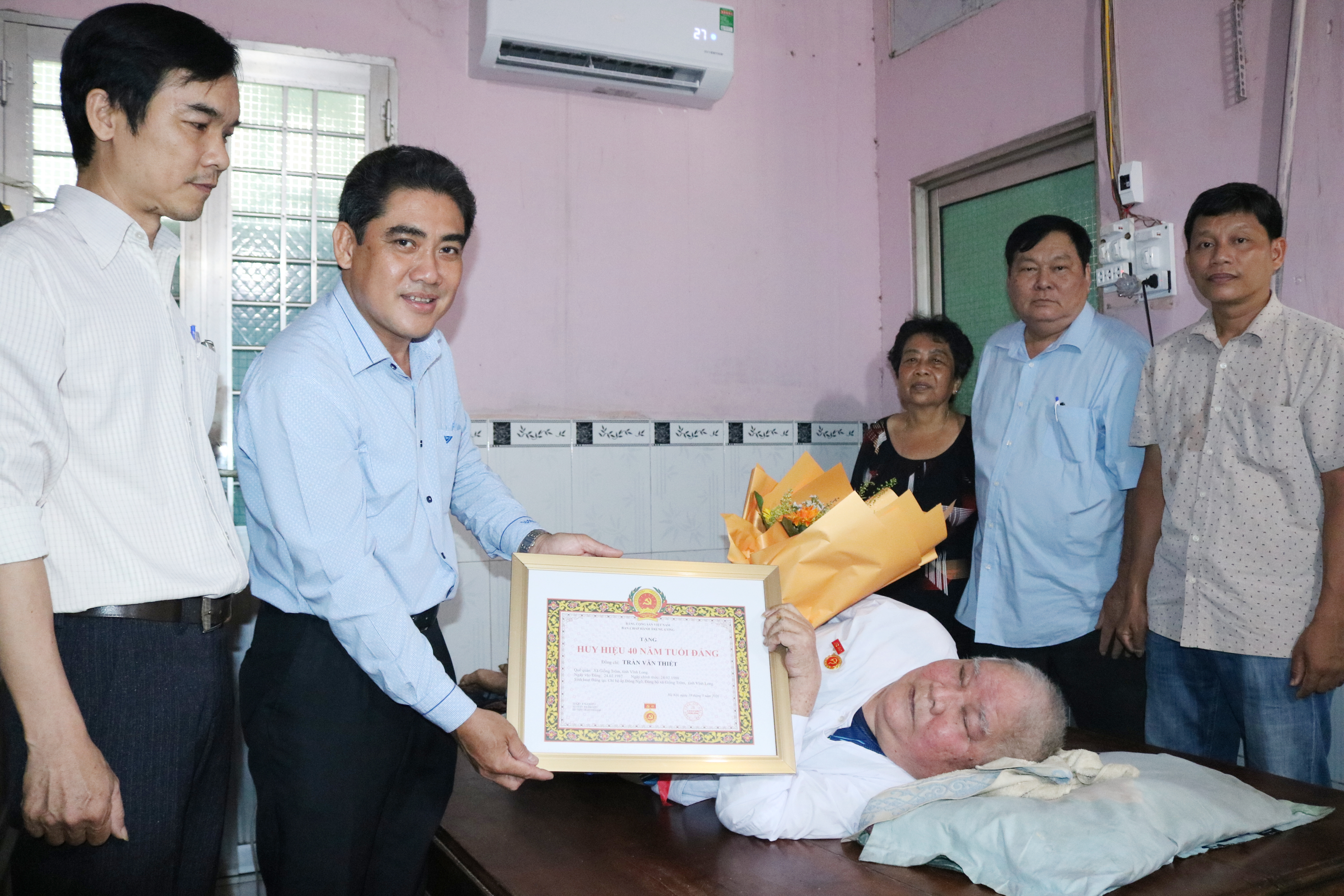 Trao Huy hiệu 40 năm tuổi Đảng tại nhà cho đảng viên cao tuổi