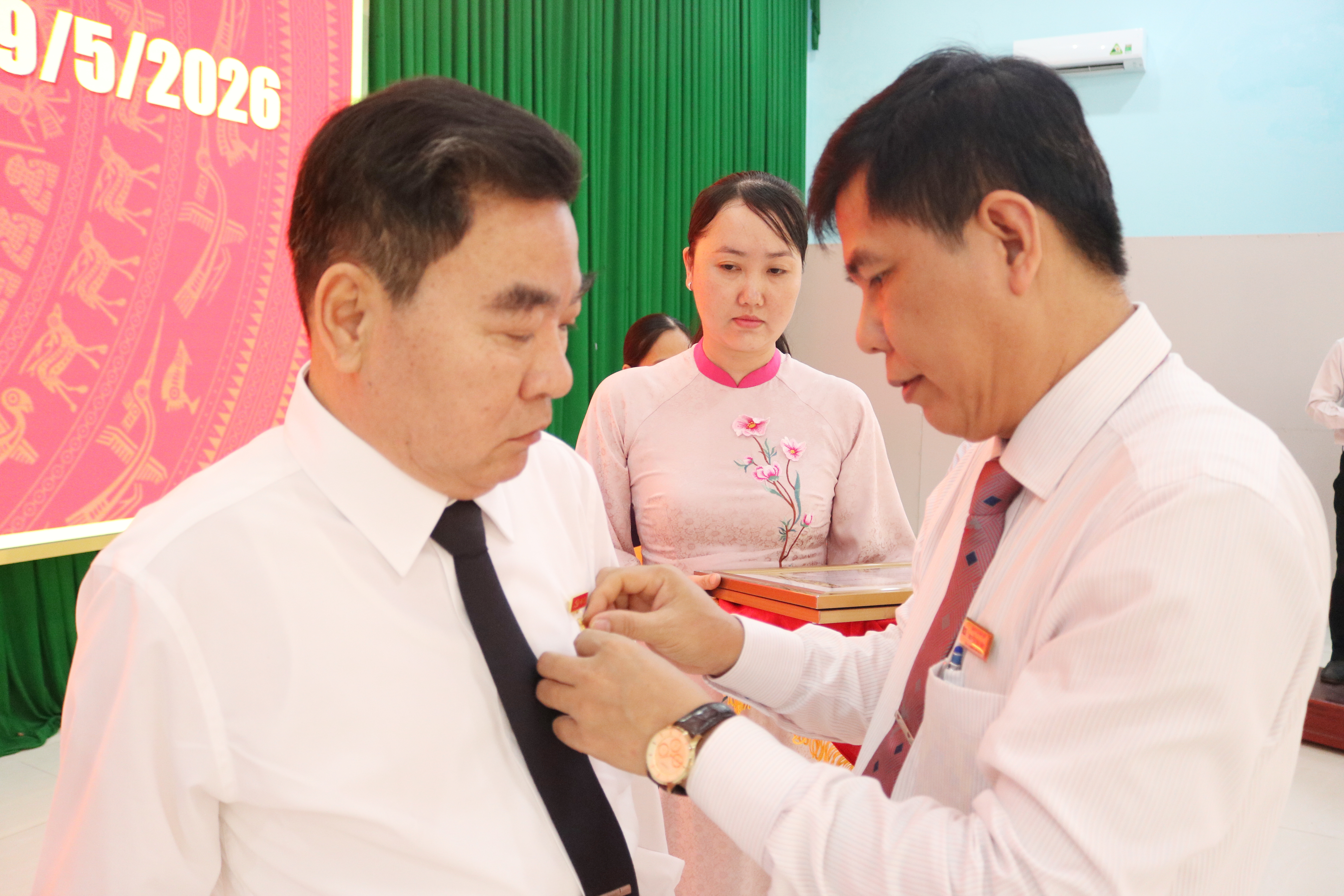 Giồng Trôm trao tặng Huy hiệu Đảng đợt 19/5/2026 
