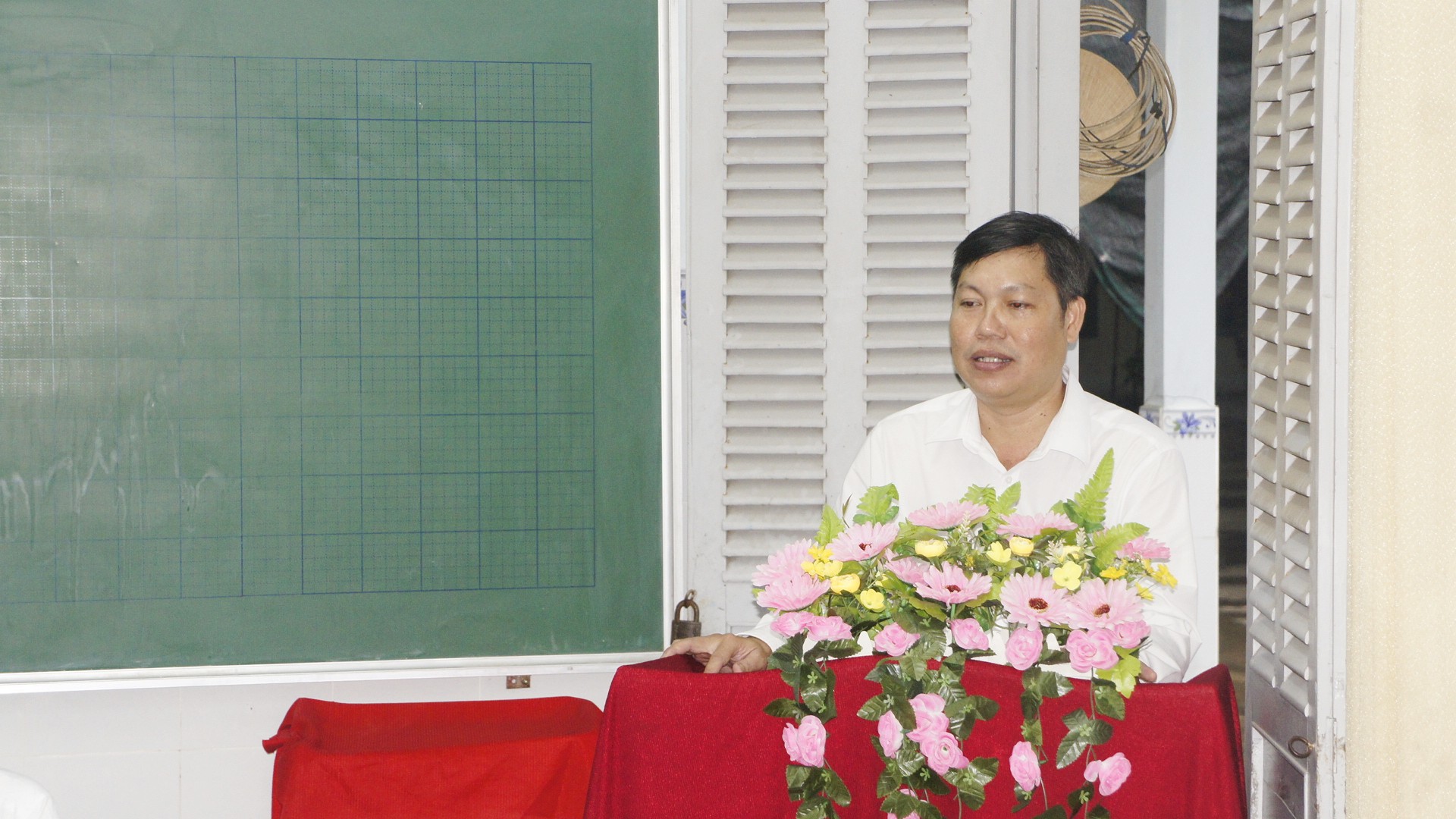 Giồng Trôm trao quyết định đối công chức, viên chức và người hoạt động không chuyên trách trên địa bàn xã
