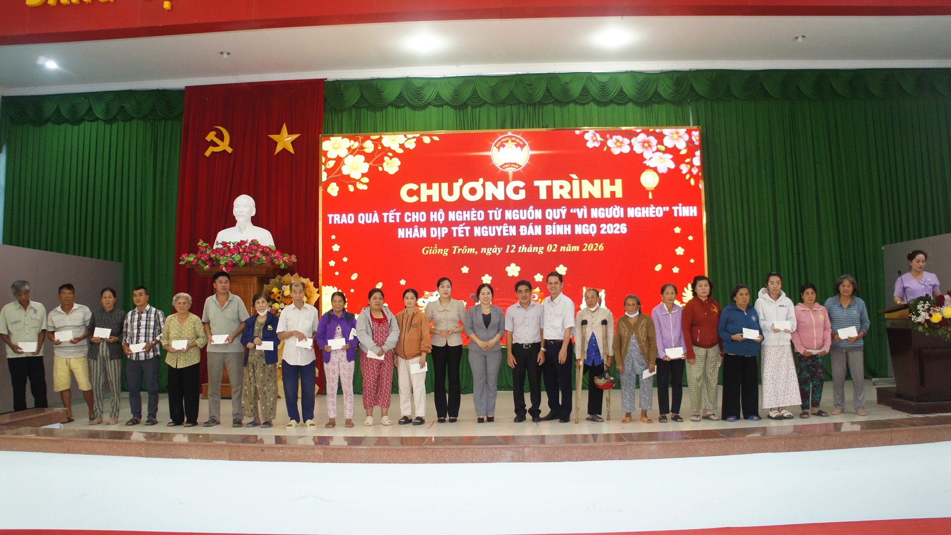 Giồng Trôm trao 172 suất quà cho hộ nghèo, hộ chính sách khó khăn, hộ có người bệnh hiểm nghèo
