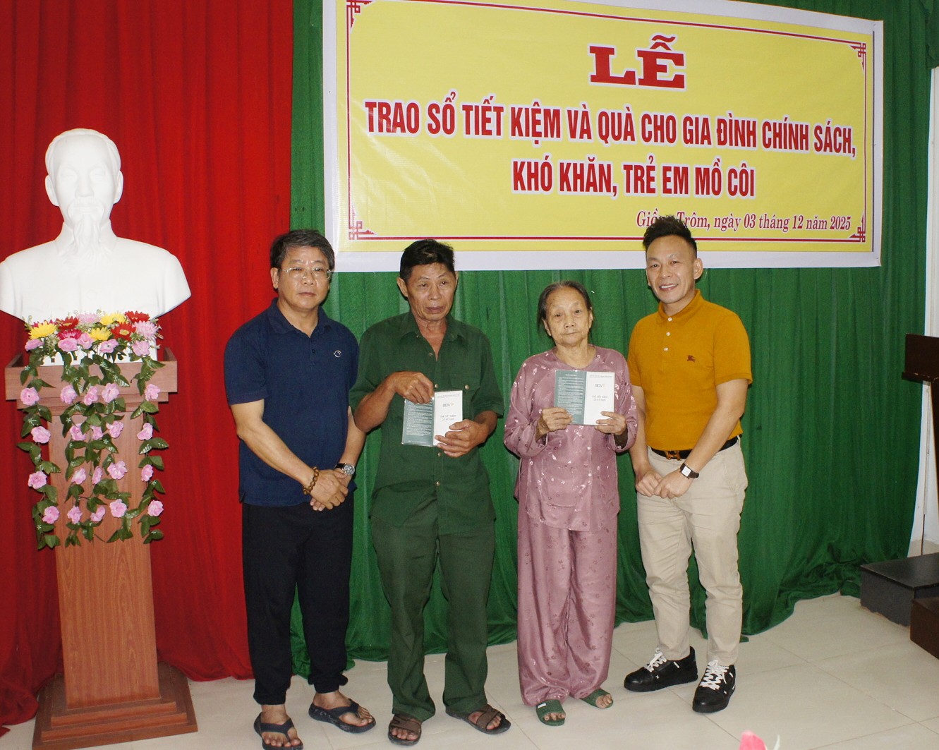 Xã Giồng Trôm tổ chức Lễ trao sổ tiết kiệm và tặng quà cho gia đình chính sách, thương binh có hoàn cảnh khó khăn và trẻ em mồ côi