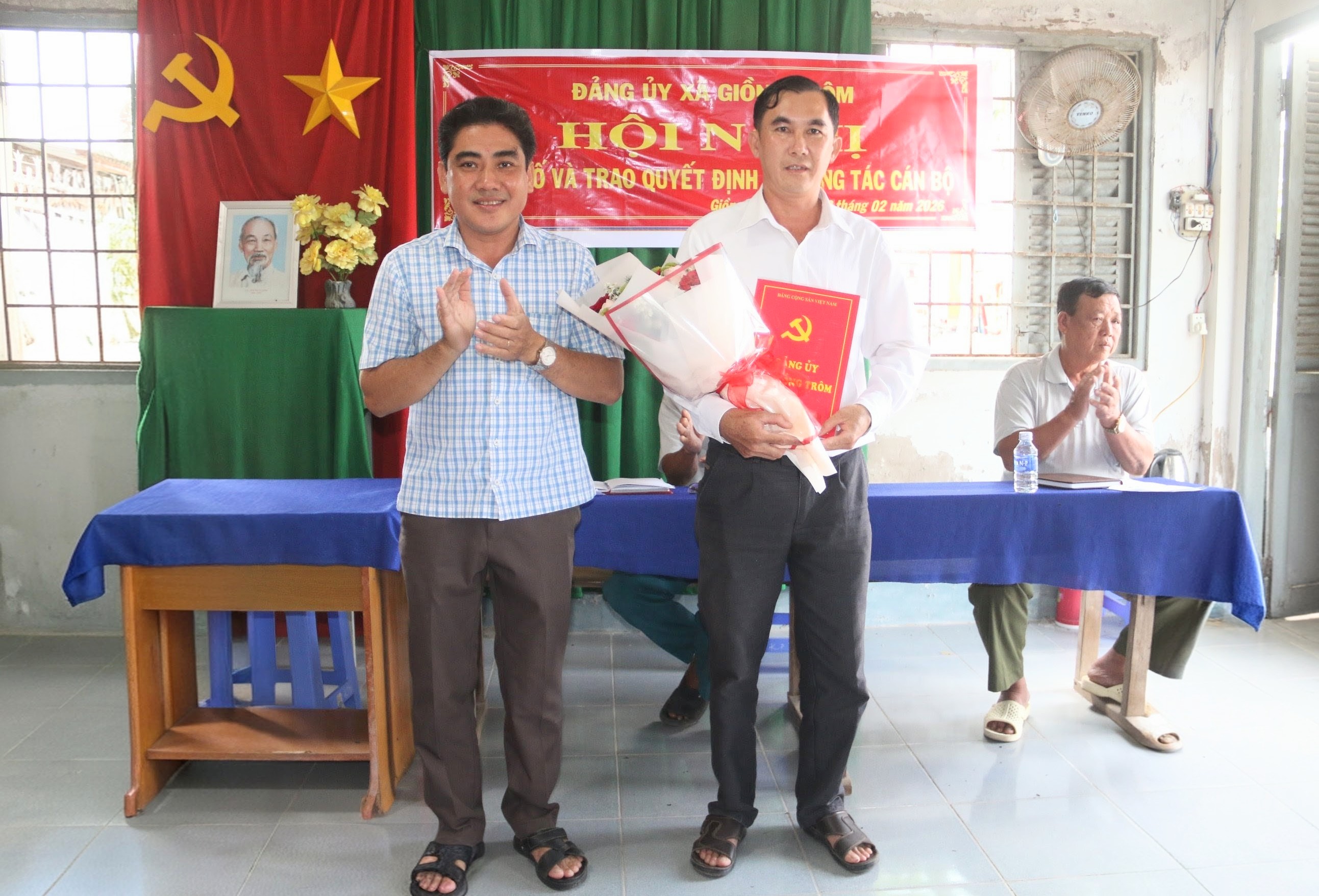 Đảng uỷ xã Giồng Trôm công bố và trao quyết định về công tác cán bộ