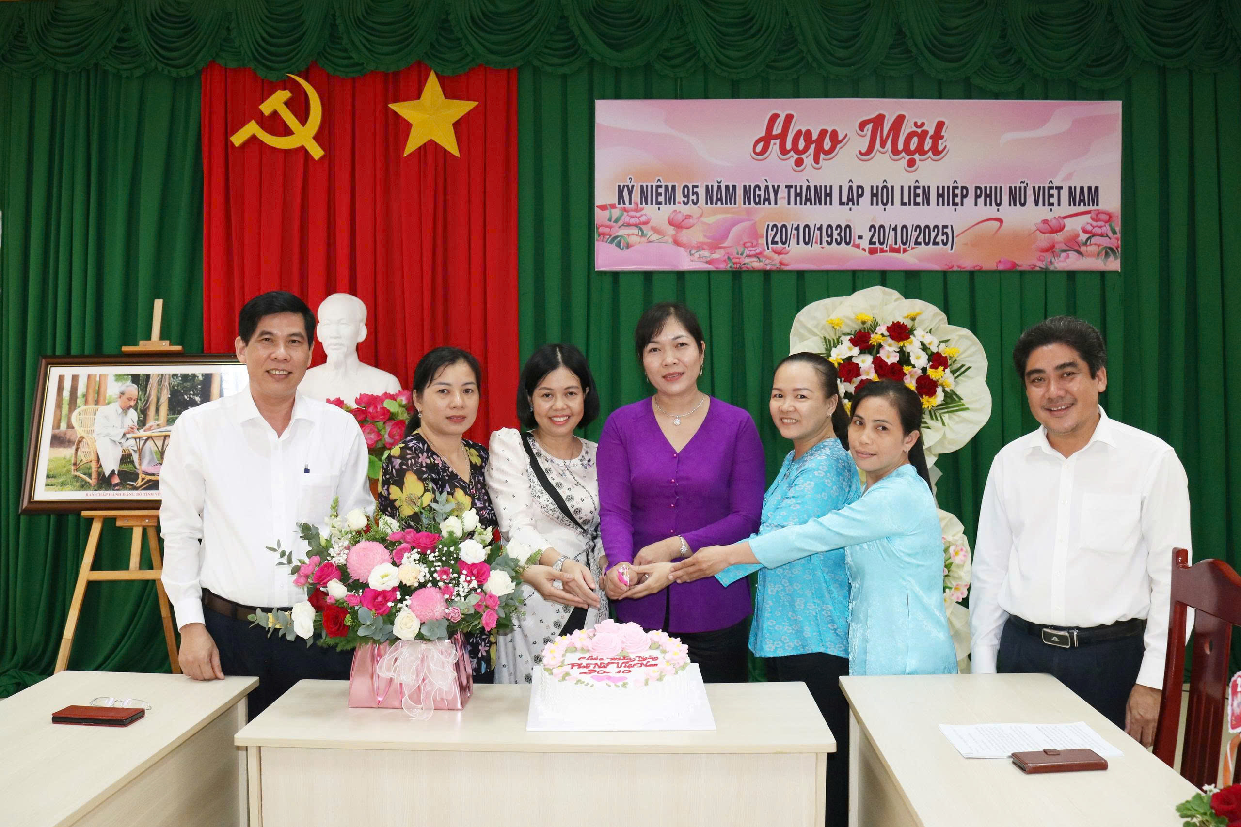 Khối Đảng, Mặt trận Tổ quốc Việt Nam xã Giồng Trôm tổ chức họp mặt kỷ niệm 95 năm ngày thành lập Hội LHPN Việt Nam
