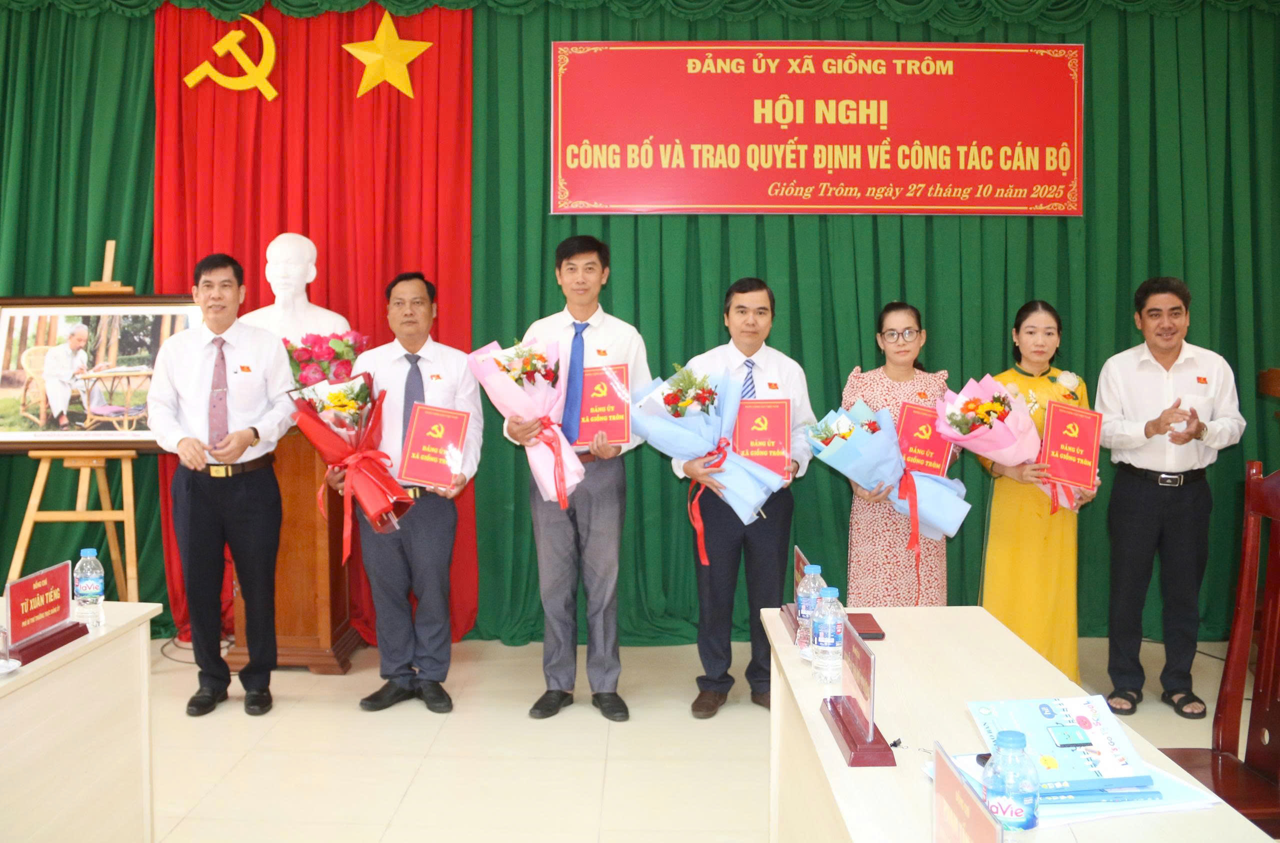 Đảng uỷ xã Giồng Trôm công bố và trao quyết định về công tác cán bộ