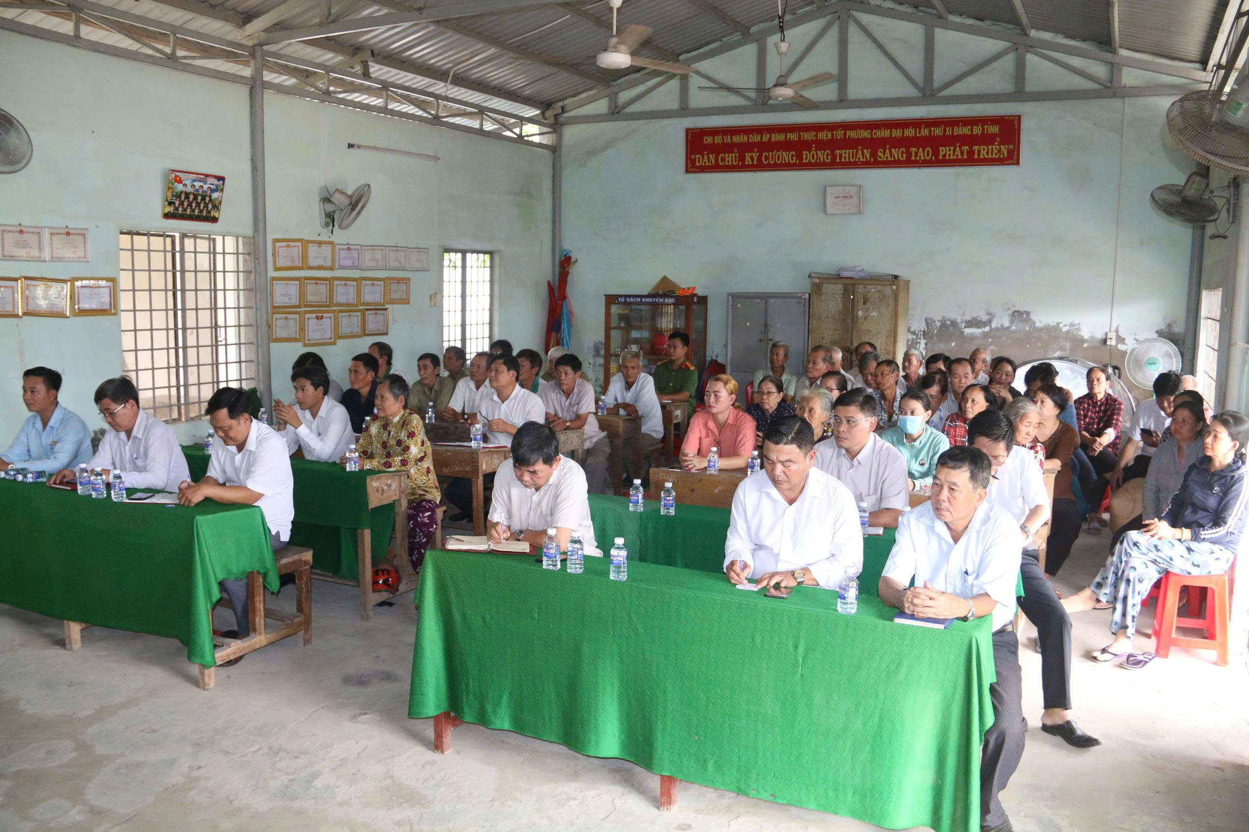 Đại biểu Hội đồng nhân dân xã Giồng Trôm tiếp xúc cử tri ấp Bình Phú trước Kỳ họp thứ 4