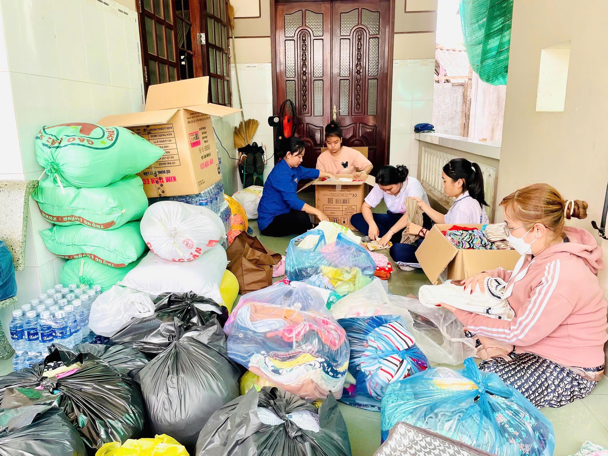 Tuổi trẻ Giồng Trôm hỗ trợ tiếp nhận, phân loại, đóng gói và chuyển hàng cứu trợ đến đồng bào miền trung bị ảnh hưởng lũ lụt

