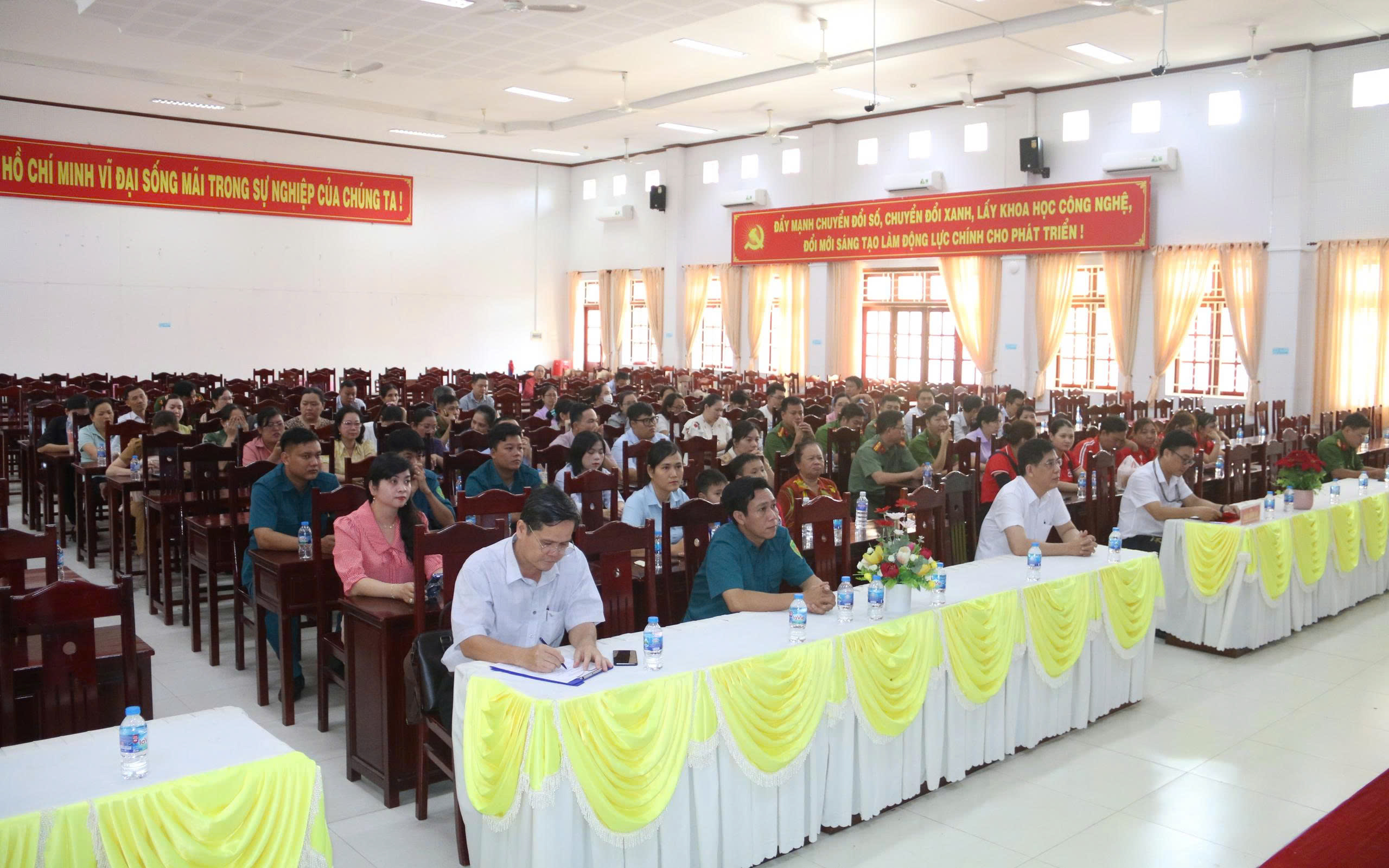 Xã Giồng Trôm phối hợp Viettel chiếu 15 suất phim “Mưa đỏ” phục vụ hơn 5.600 người dân
