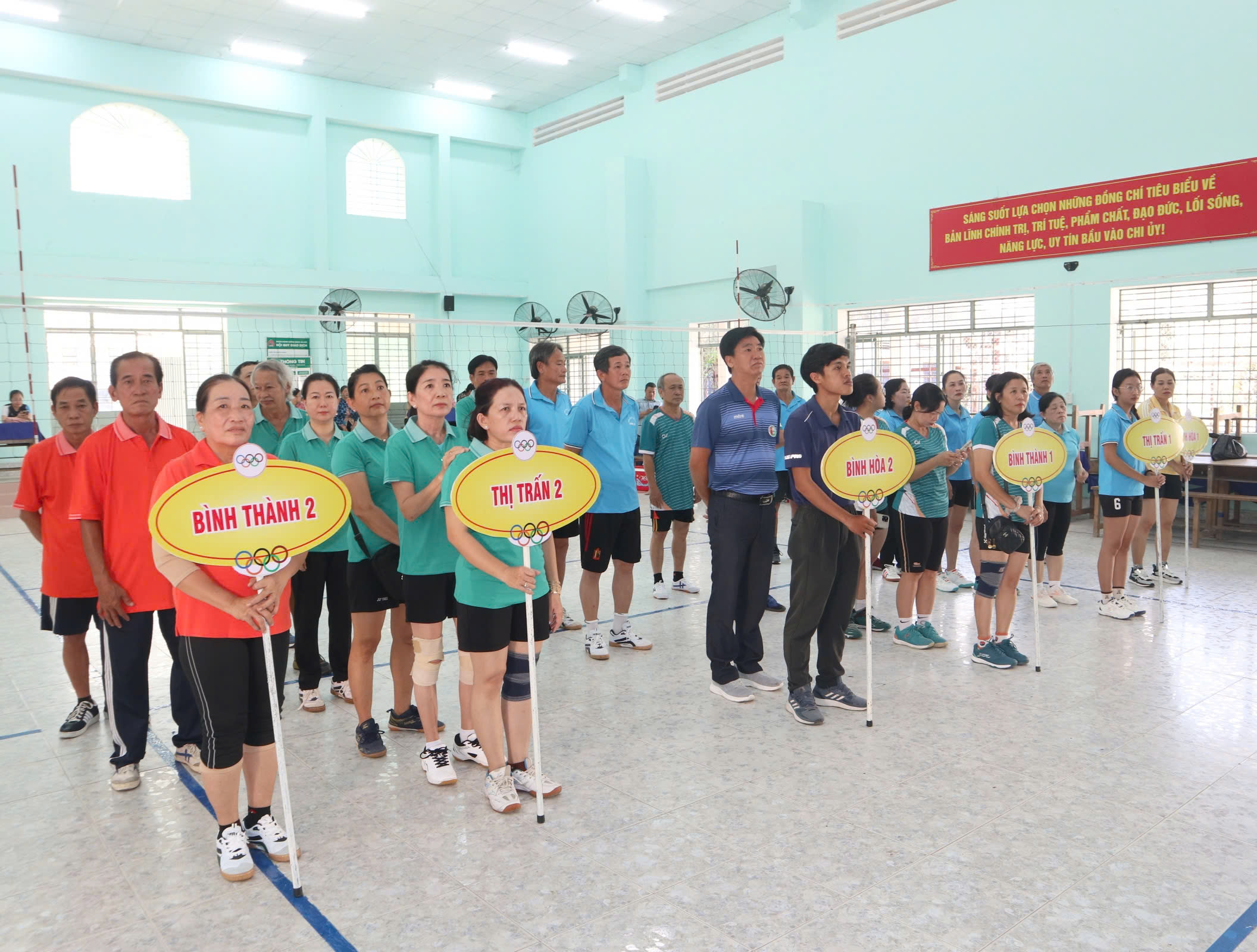 Xã Giồng Trôm khai mạc giải bóng chuyền hơi 