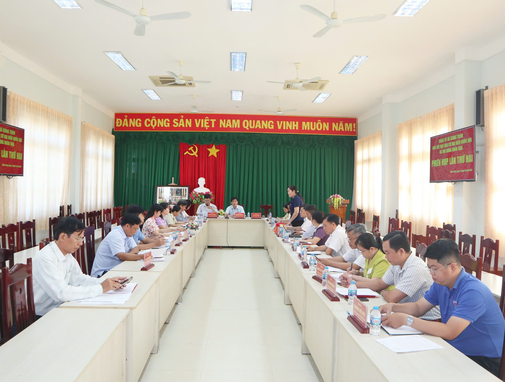 Giồng Trôm Ban Chỉ đạo bầu cử đại biểu Quốc hội và Hội đồng nhân dân -
họp phiên lần thứ hai
