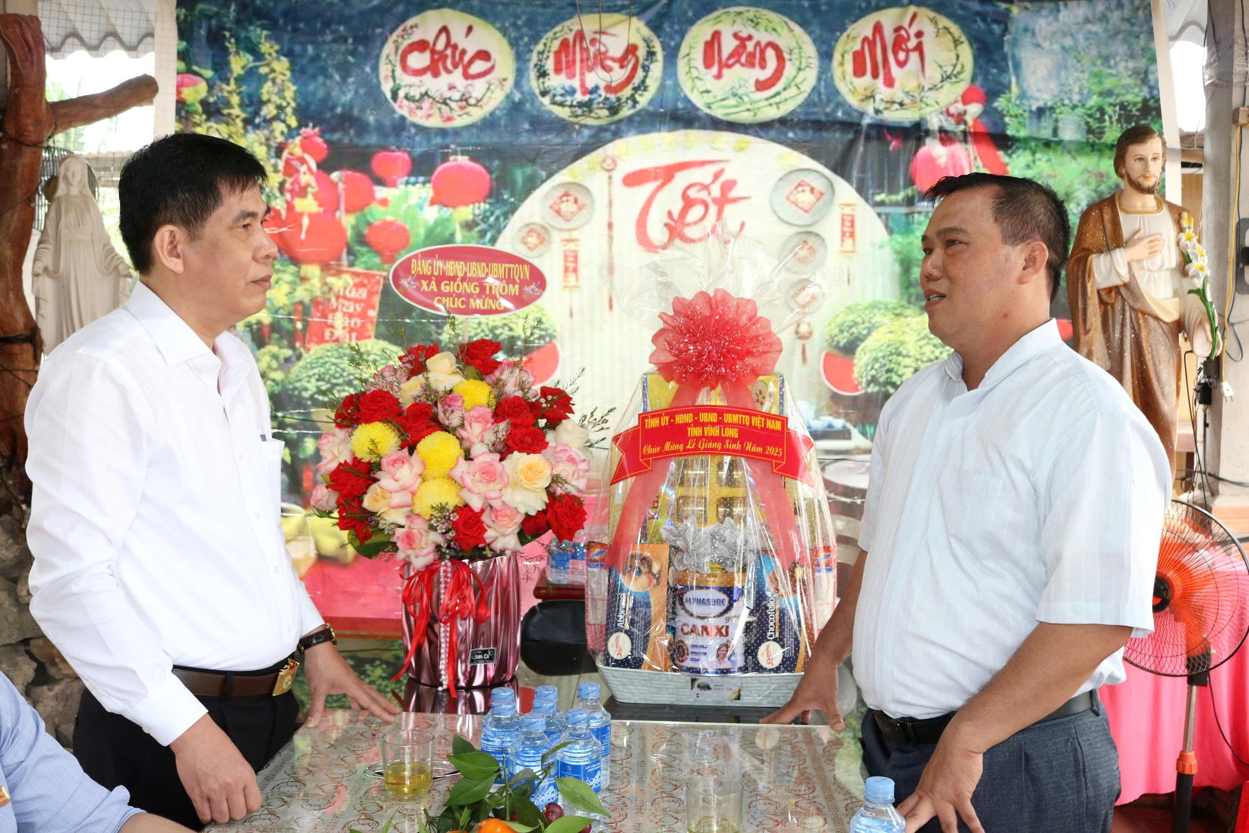 Lãnh đạo xã Giồng Trôm thăm và chúc mừng Giáng sinh năm 2025 tại Họ đạo Giồng Trôm
