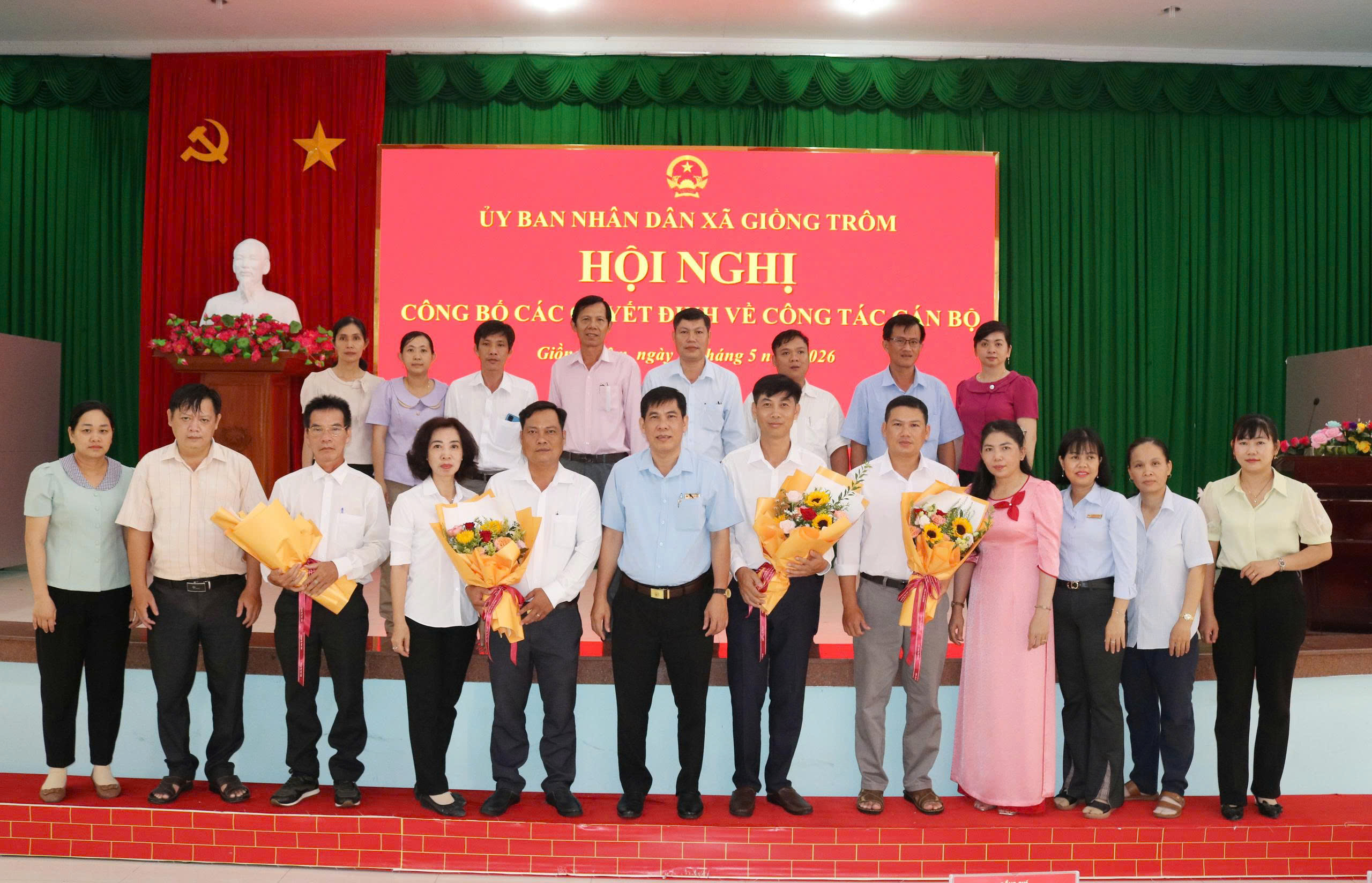 Giồng Trôm trao quyết định về công tác cán bộ