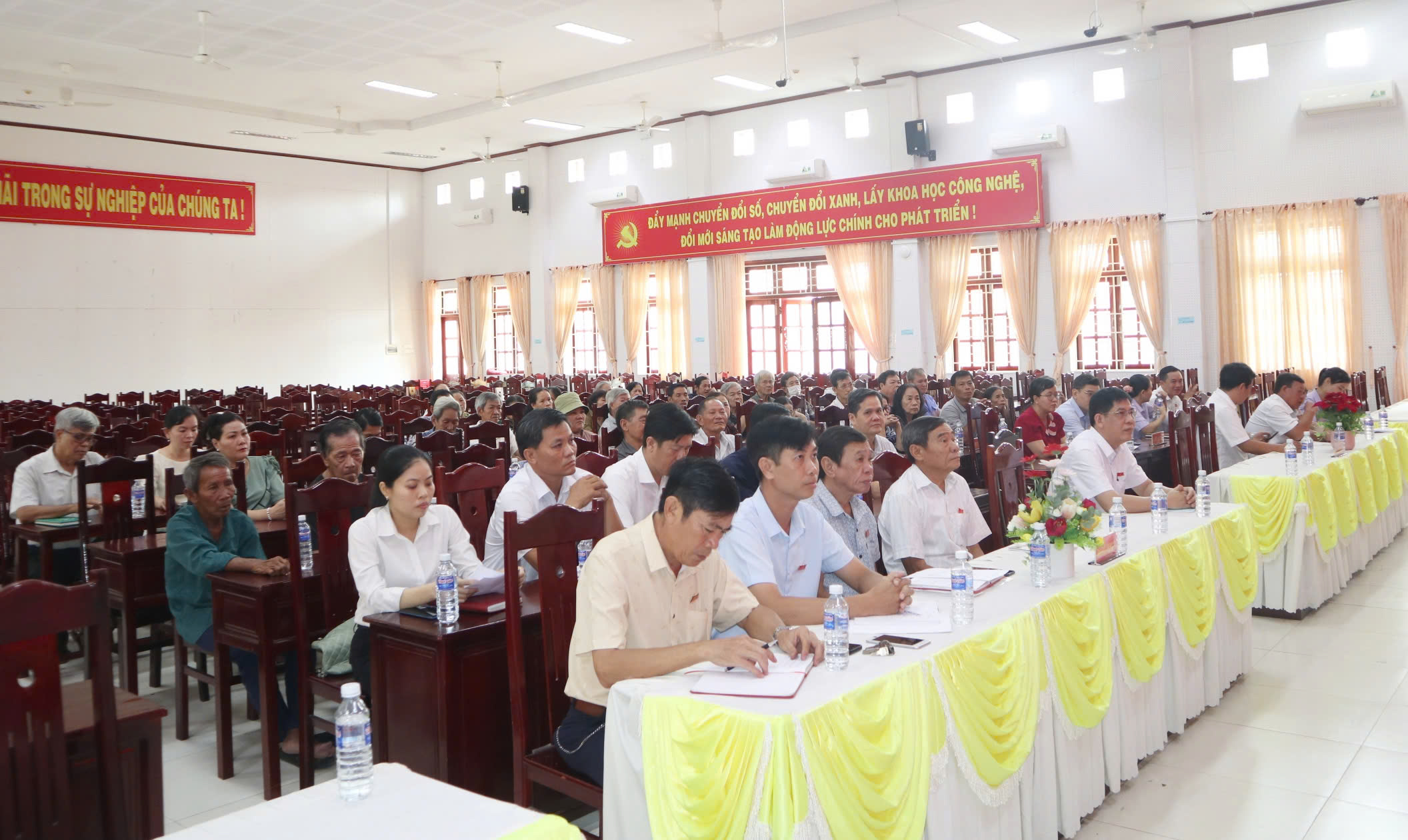 Đại biểu Hội đồng nhân dân xã Giồng Trôm tiếp xúc cử tri ấp 1 và ấp 2 trước Kỳ họp thứ 4
