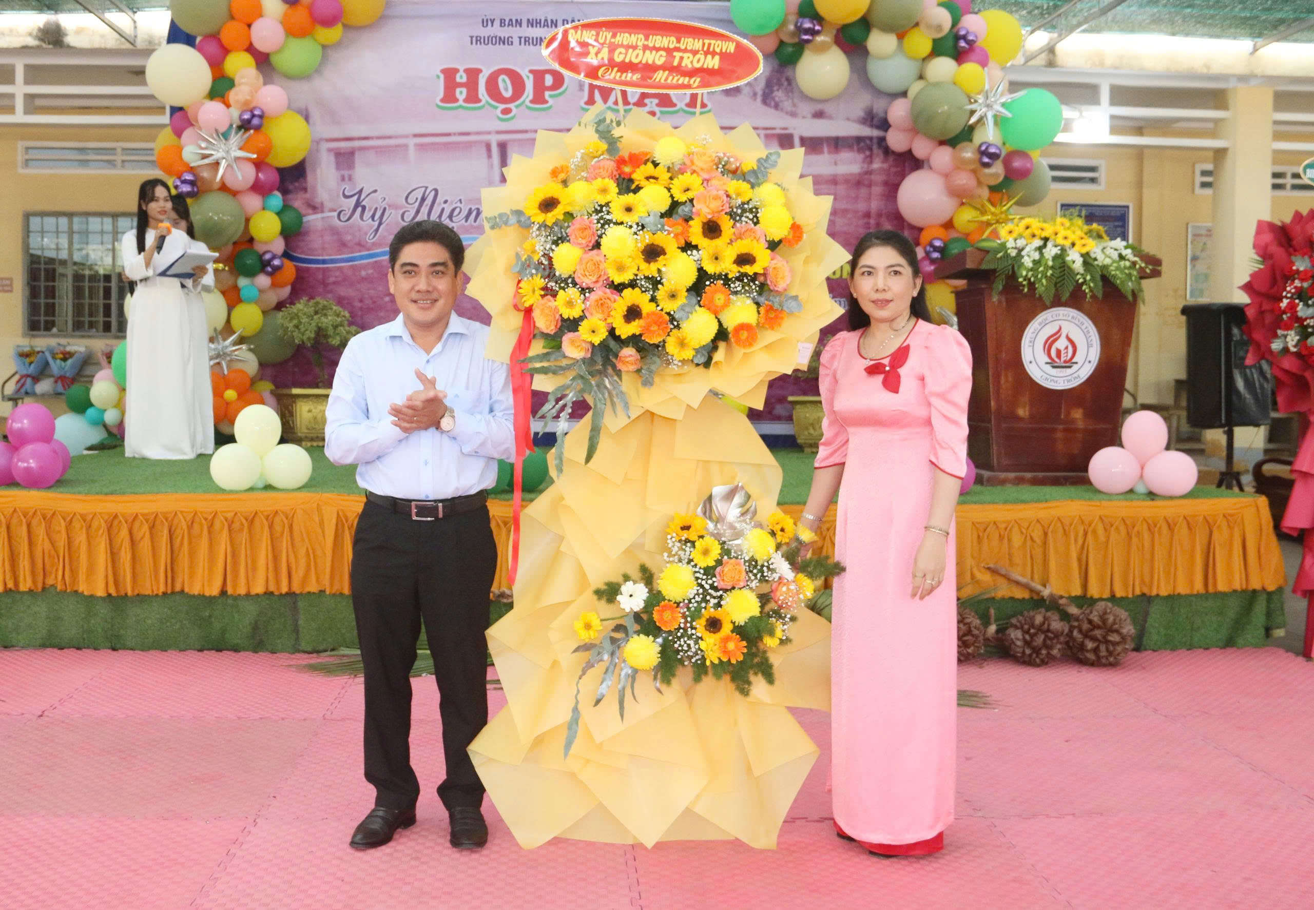 Họp mặt kỷ niệm 30 năm thành lập Trường Trung học cơ sở Bình Thành