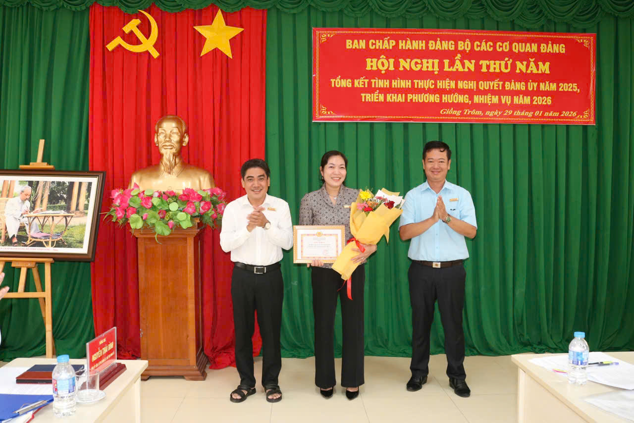 Đảng uỷ các cơ quan Đảng xã Giồng Trôm tổ chức Hội nghị tổng kết tình hình thực hiện Nghị quyết năm 2025 và triển khai phương hướng, nhiệm vụ công tác năm 2026