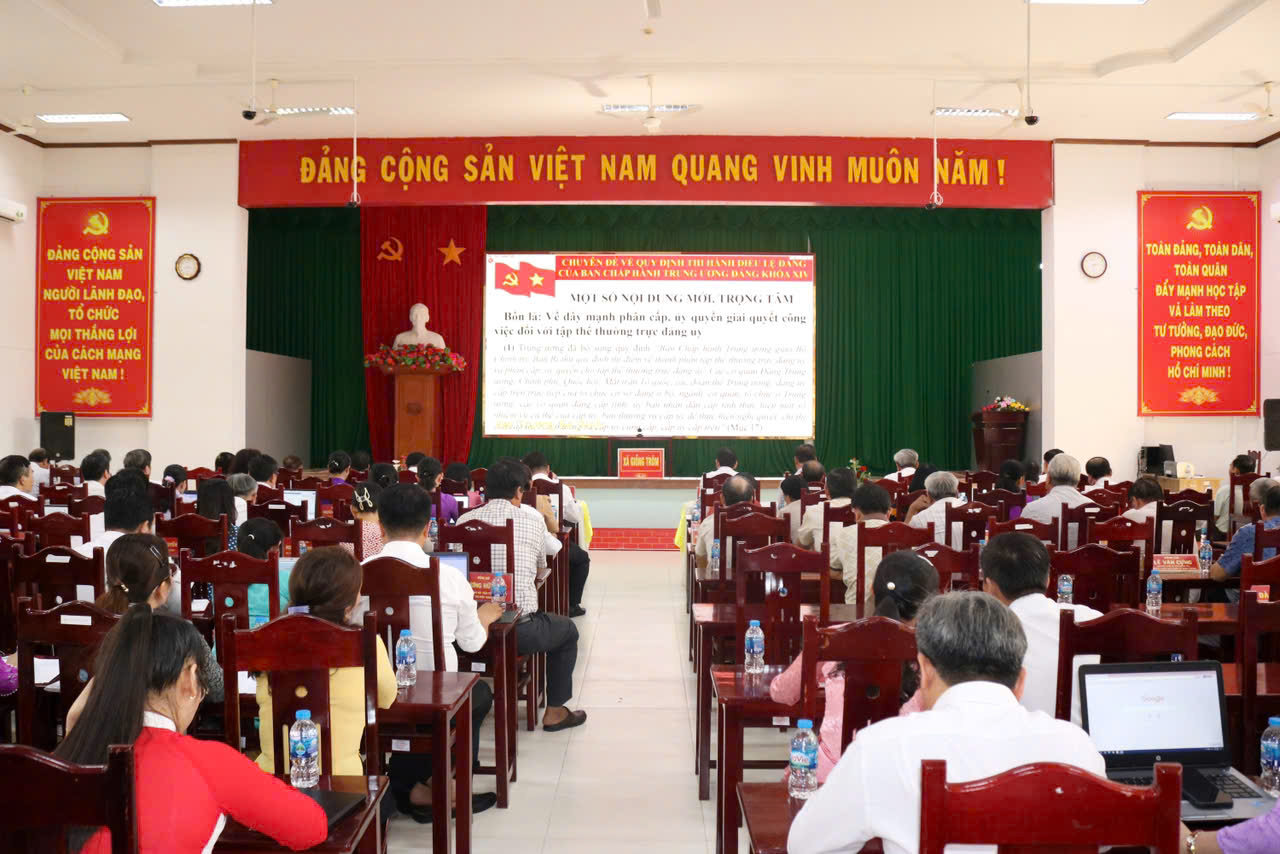 Xã Giồng Trôm tham dự trực tuyến Hội nghị toàn quốc nghiên cứu học tập, quán triệt và triển khai thực hiện Nghị quyết Hội nghị lần thứ hai Ban Chấp hành Trung ương Đảng khoá XIV