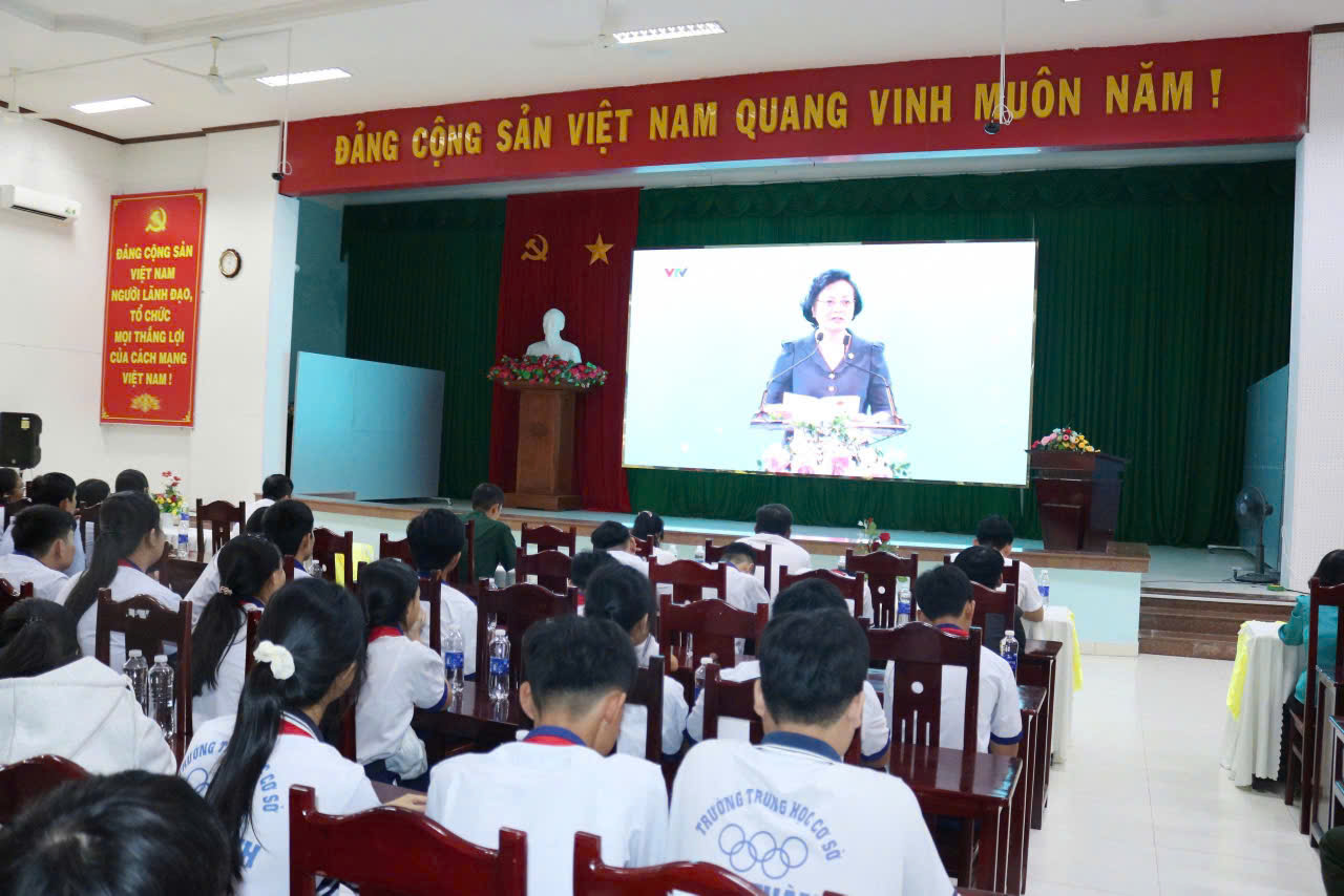 Xã Giồng Trôm tham dự Lễ phát động Chương trình “Bảo vệ và hỗ trợ trẻ em phát triển trên môi trường mạng giai đoạn 2026 - 2030” của Thủ tướng Chính phủ