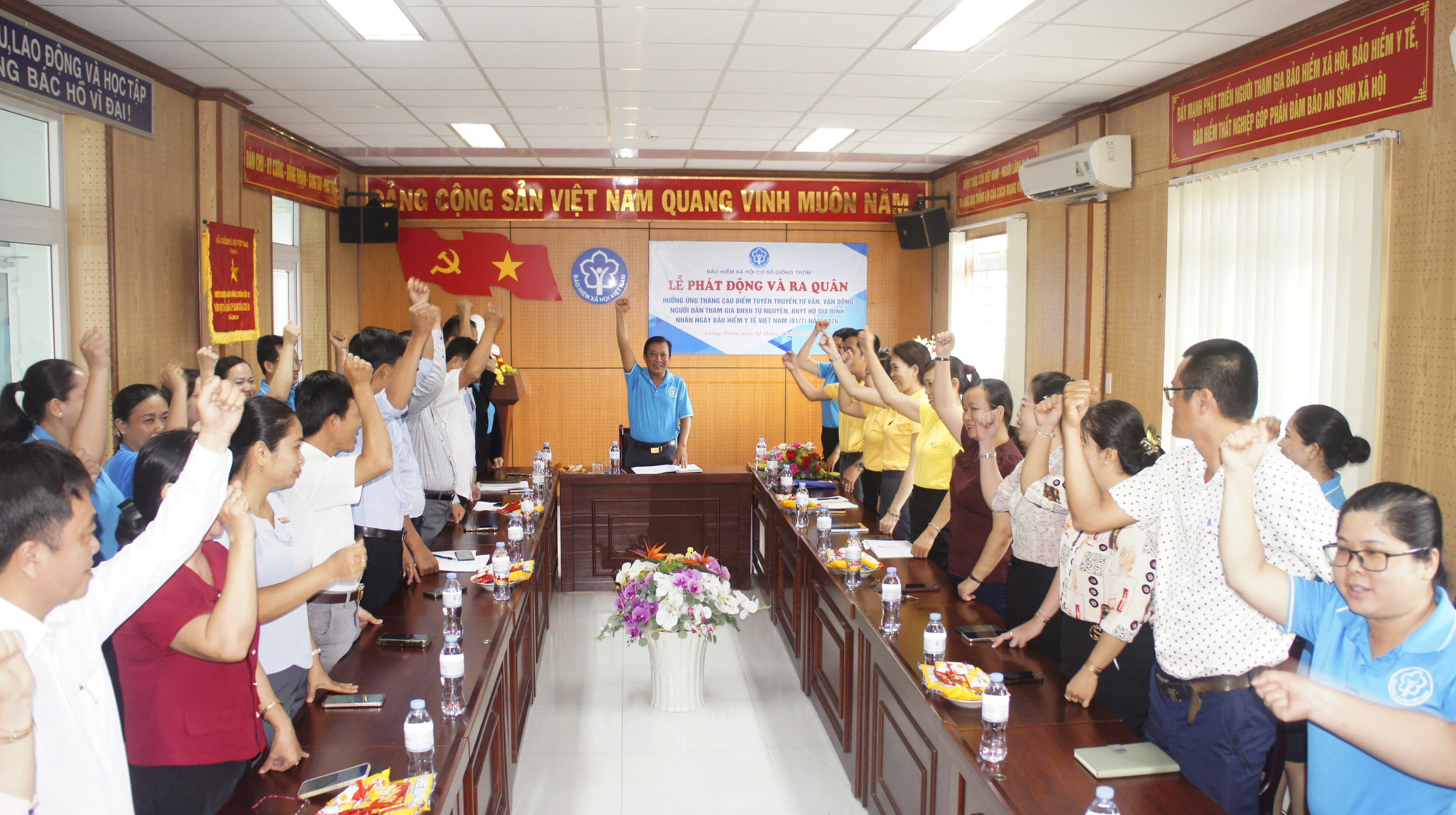 Giồng Trôm: Ra quân hưởng ứng Tháng cao điểm tuyên truyền, vận động người dân tham gia BHXH tự nguyện, BHYT hộ gia đình