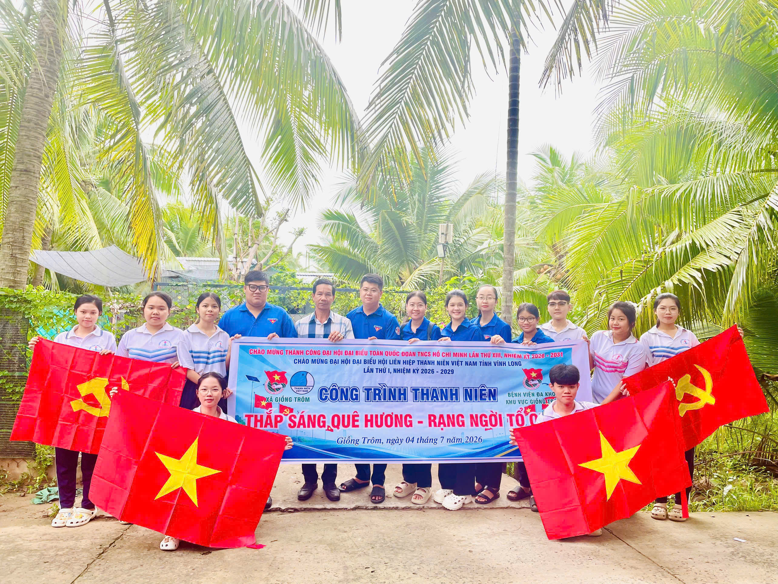 Giồng Trôm ra quân thực hiện công trình thanh niên “Thắp sáng quê hương”