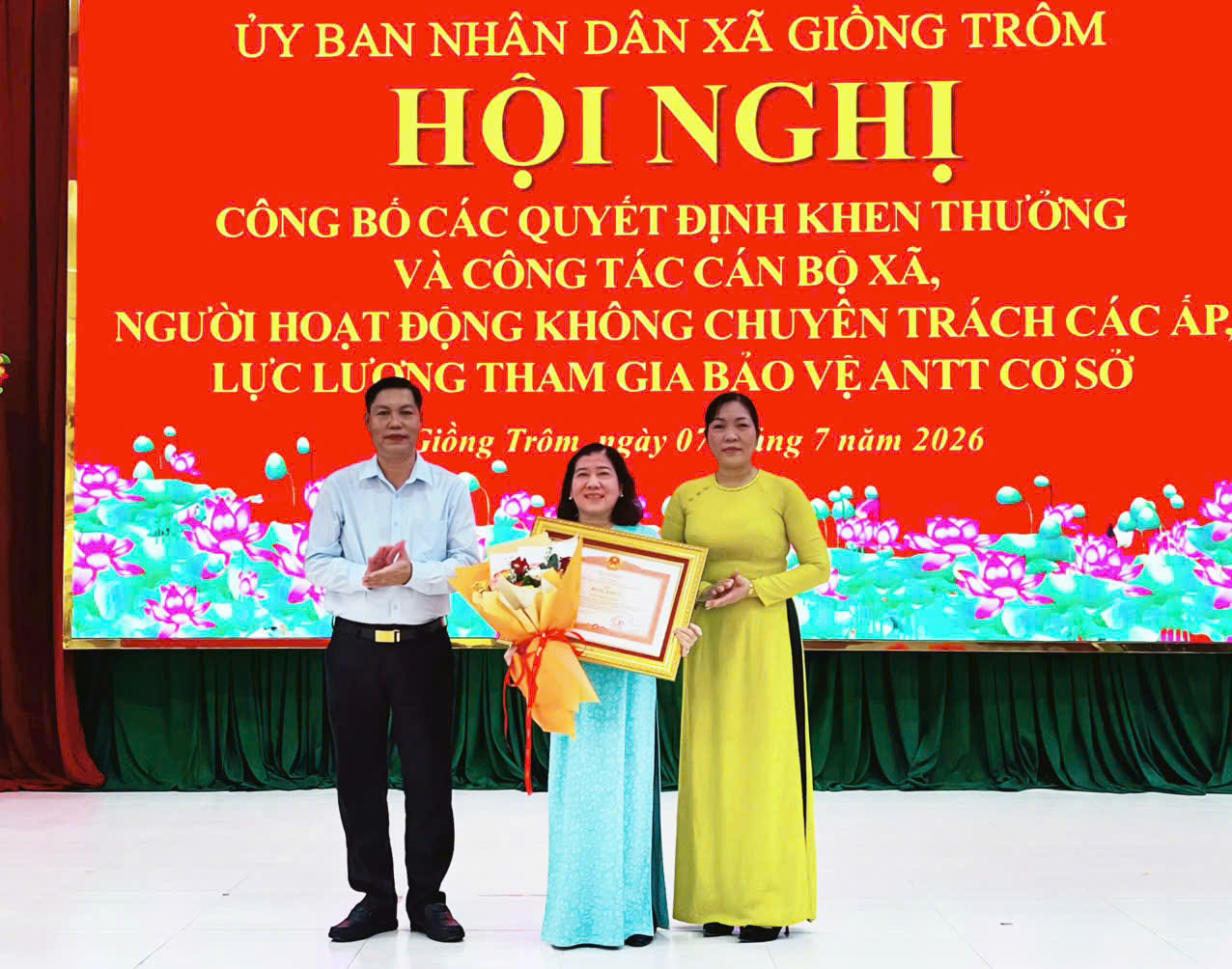 Xã Giồng Trôm công bố các quyết định khen thưởng và công tác cán bộ xã, người hoạt động không chuyên trách các ấp, lực lượng tham gia bảo vệ an ninh, trật tự ở cơ sở