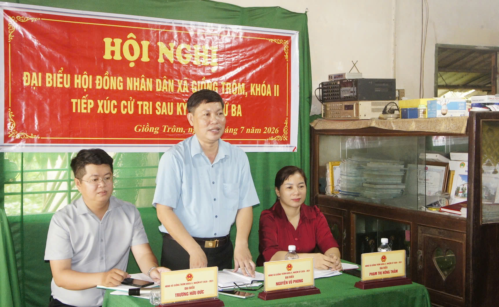 Đại biểu Hội đồng nhân dân xã Giồng Trôm tiếp xúc cử tri tại ấp Kinh Trong