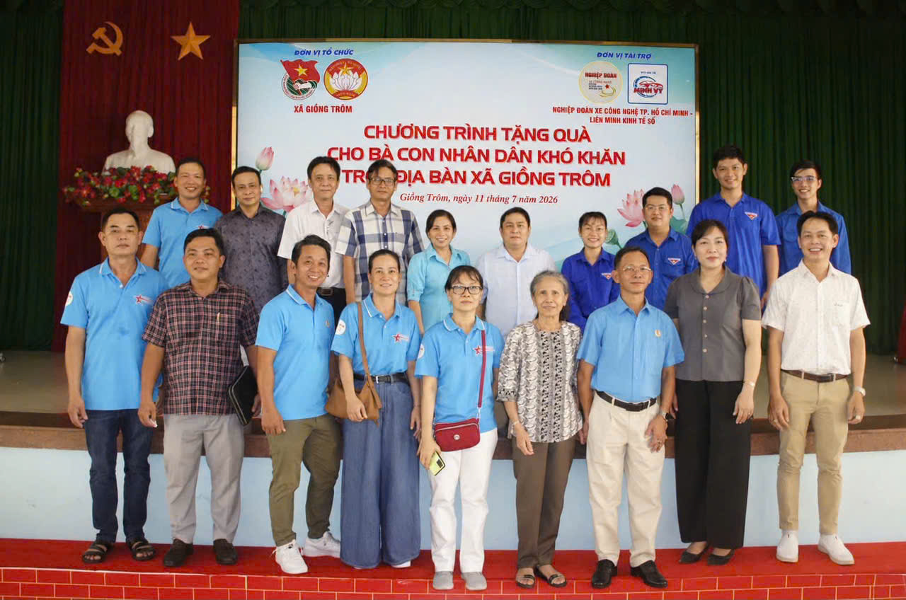 Giồng Trôm trao quà hộ nghèo, hộ có hoàn cảnh khó khăn