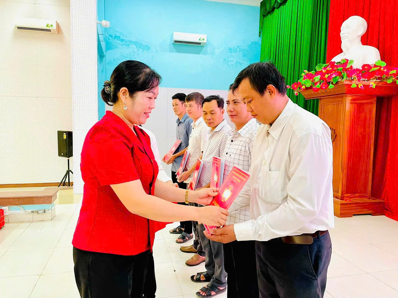 Giồng Trôm: Hội nghị công bố quyết định công nhận Ban Công tác Mặt trận và các Chi hội Đoàn thể ấp
