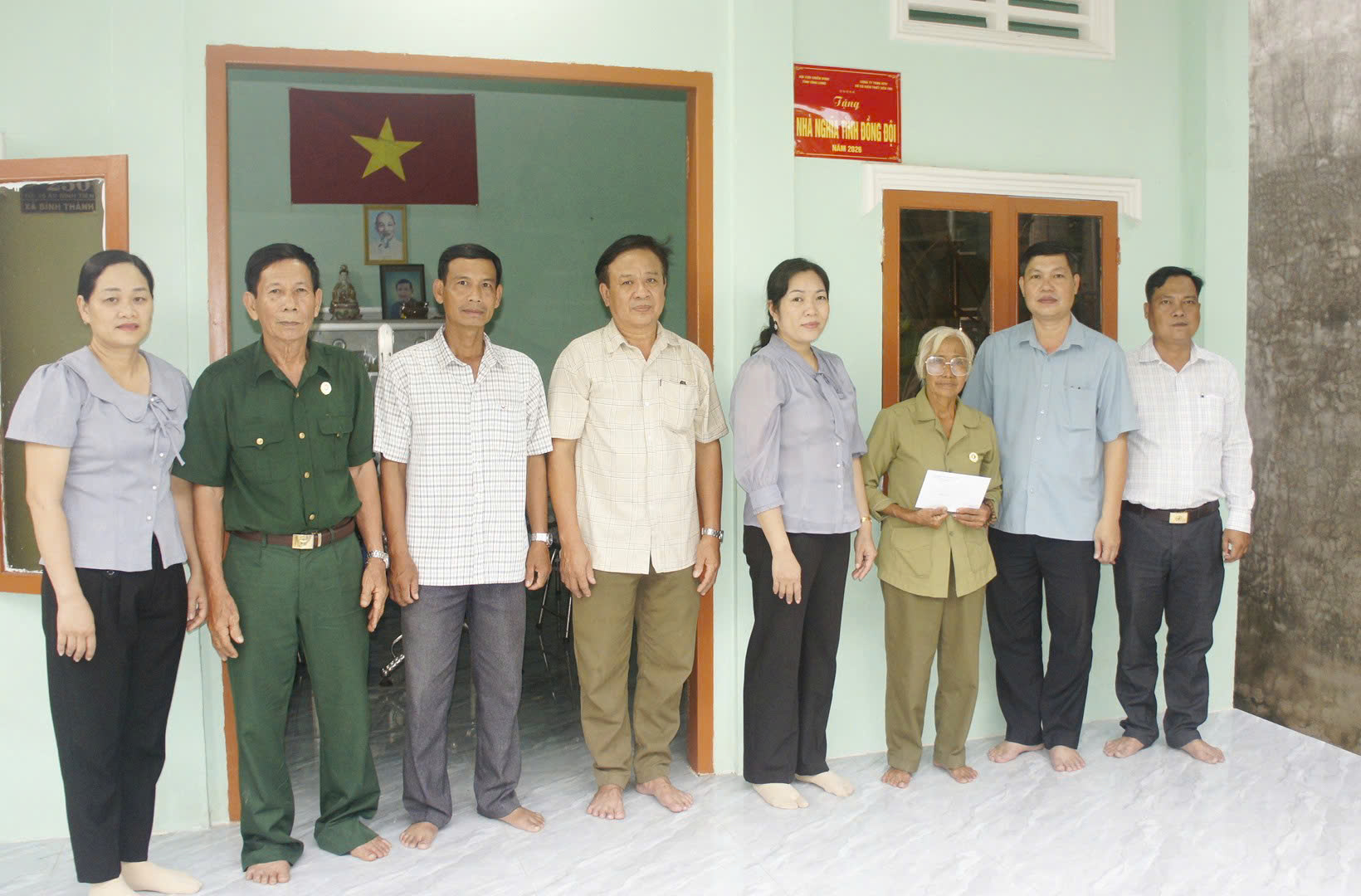 Giồng Trôm: Lãnh đạo xã thăm, tặng quà các gia đình chính sách, người có công nhân kỷ niệm 79 năm Ngày Thương binh – Liệt sĩ